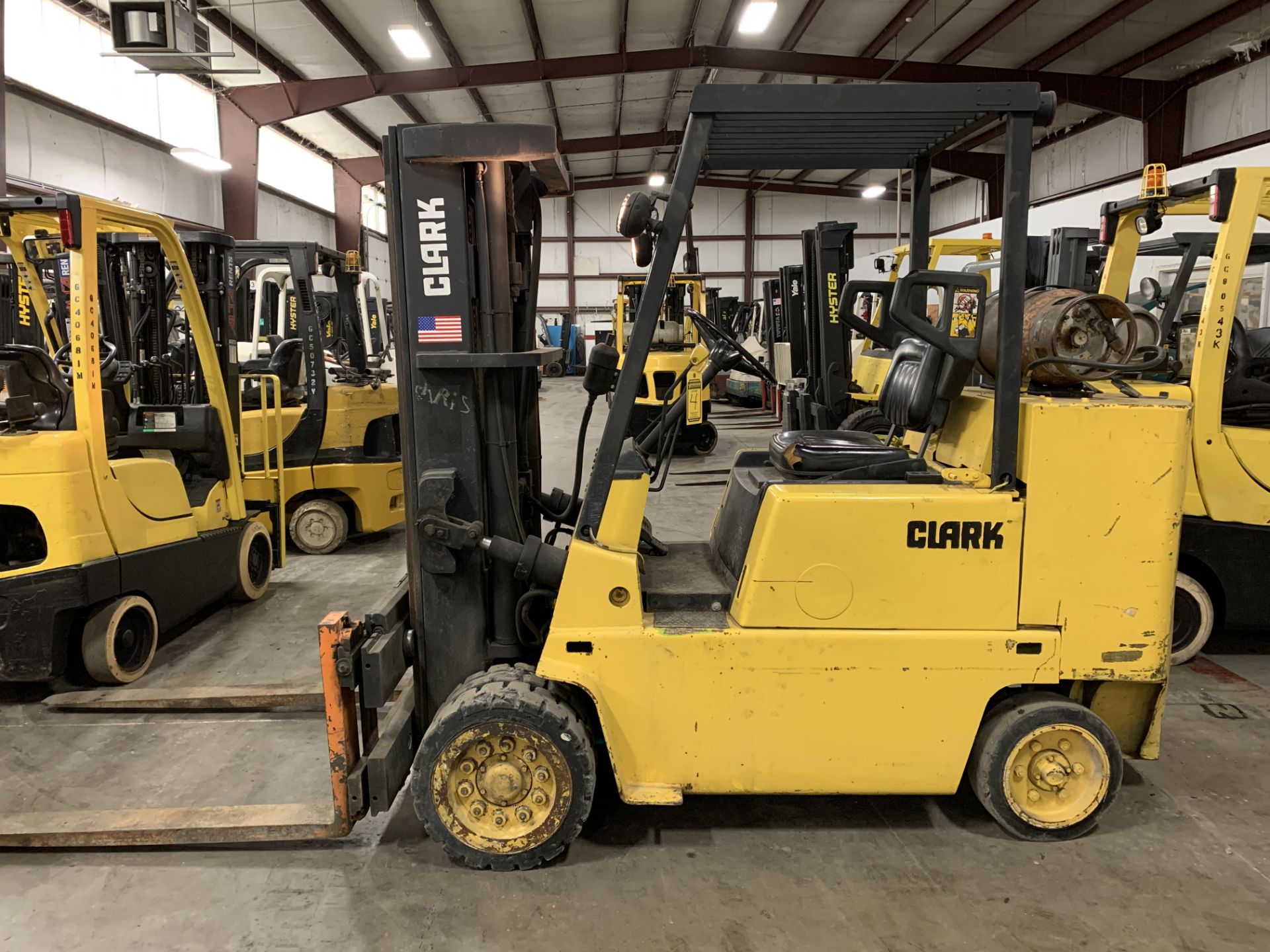 CLARK 10,000-LB. CAPACITY FORKLIFT, MODEL: C500-S100, S/N: 685-0101–6655KOF, 3-STAGE MAST, 1,494 HRS