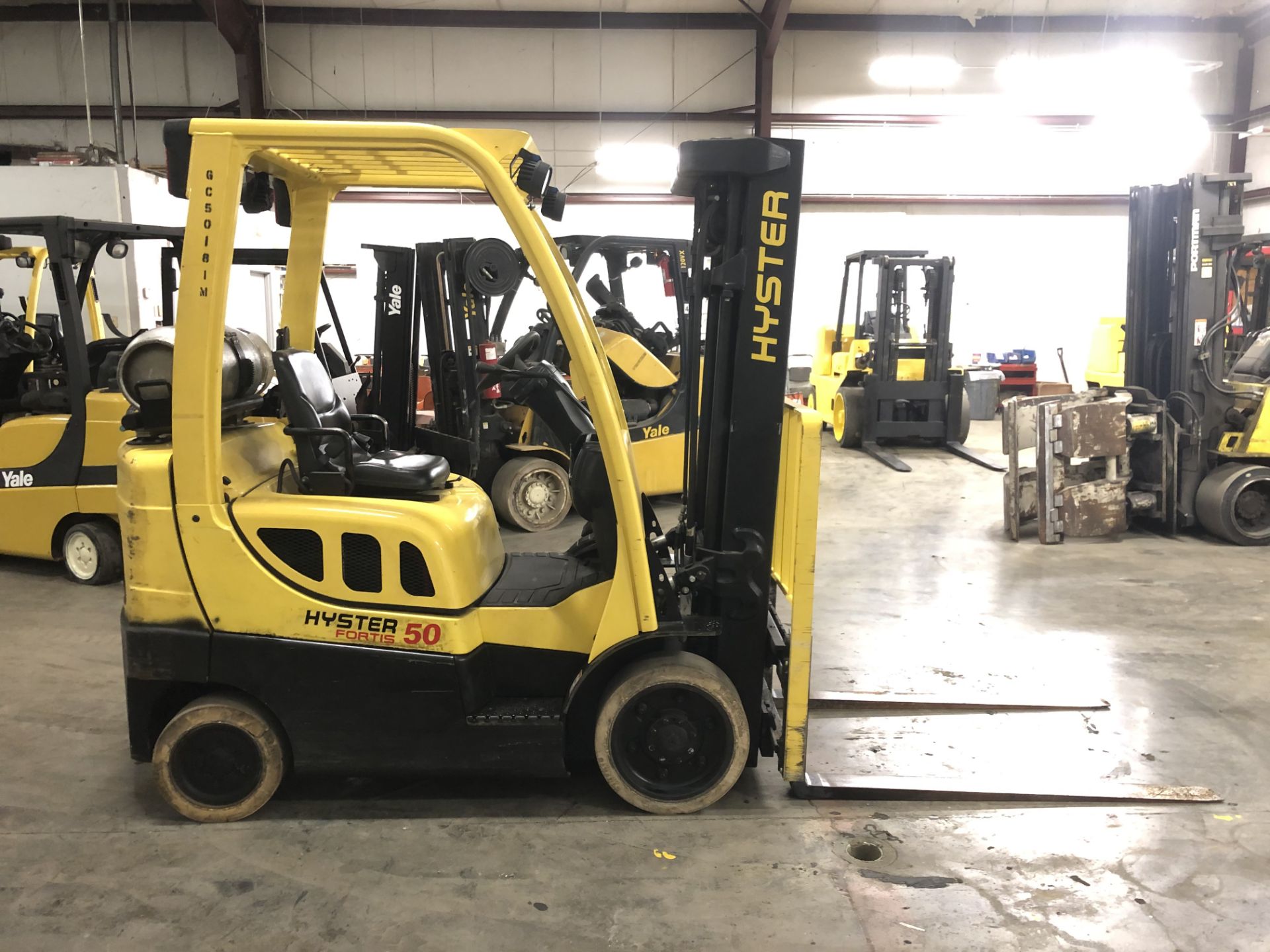 2014 HYSTER 5,000-LB., MODEL: S50FT, S/N: F187V26181M, LPG, LEVER SHIFT TRANSMISSION, SOLID TIRES, - Image 3 of 5