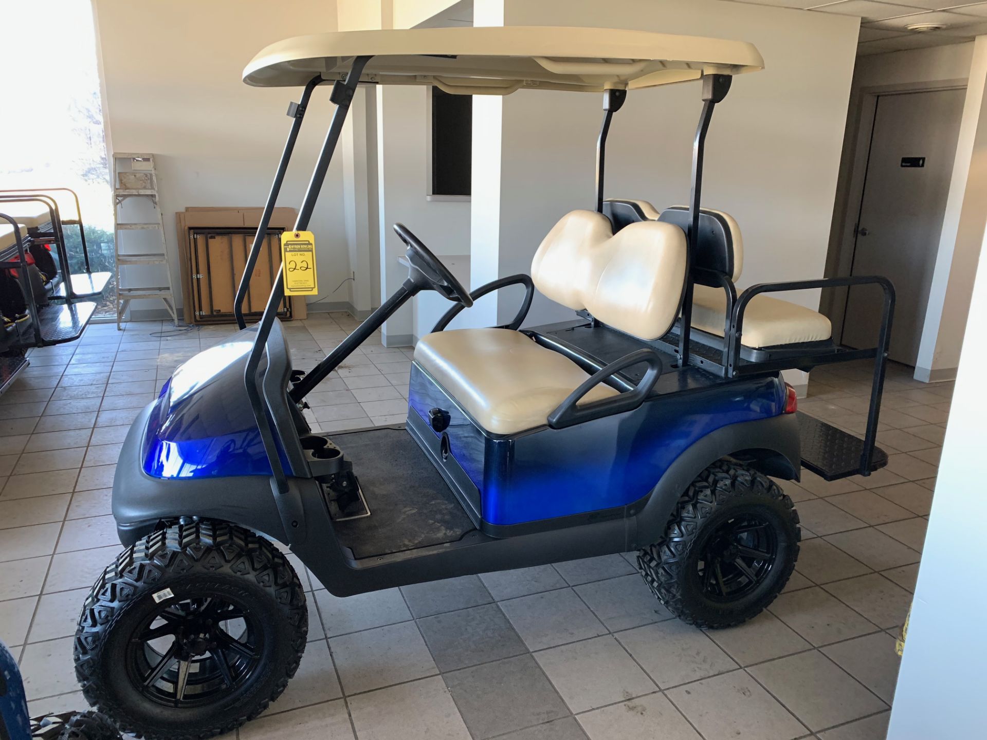 2014 CLUB CAR PRECEDENT ELECTRIC GOLF CART, WITH 48V CHARGER, 4-PASSENGER FOLD DOWN SEAT, LIFT KIT