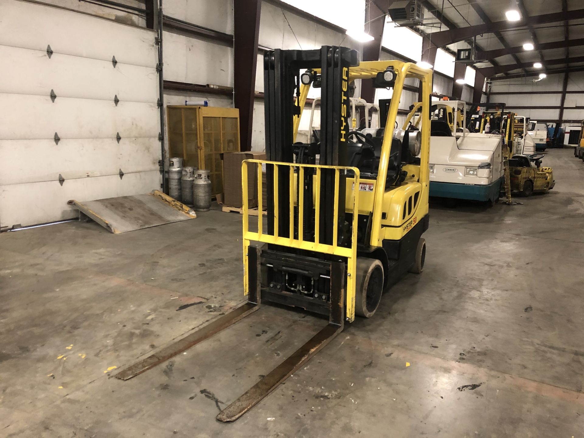 2014 HYSTER 5,000-LB., MODEL: S50FT, S/N: F187V26181M, LPG, LEVER SHIFT TRANSMISSION, SOLID TIRES, - Image 2 of 5