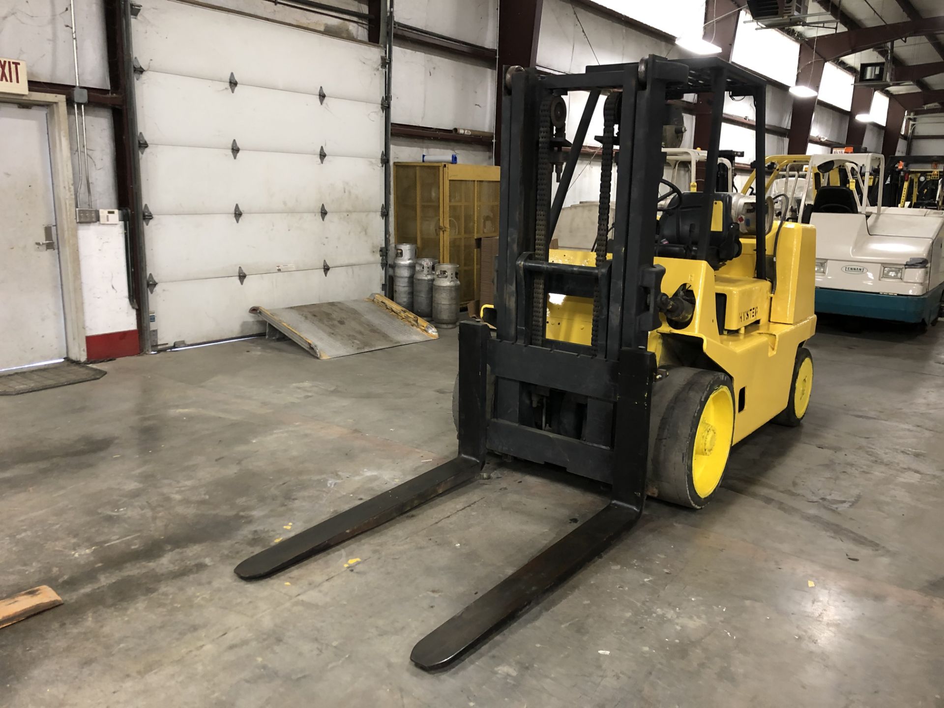 2003 HYSTER 15,500-LB. CAPACITY FORKLIFT, MODEL: S155XL, S/N: B024V02271A, LPG, SOLID TIRES, 2-SPEED - Image 2 of 5