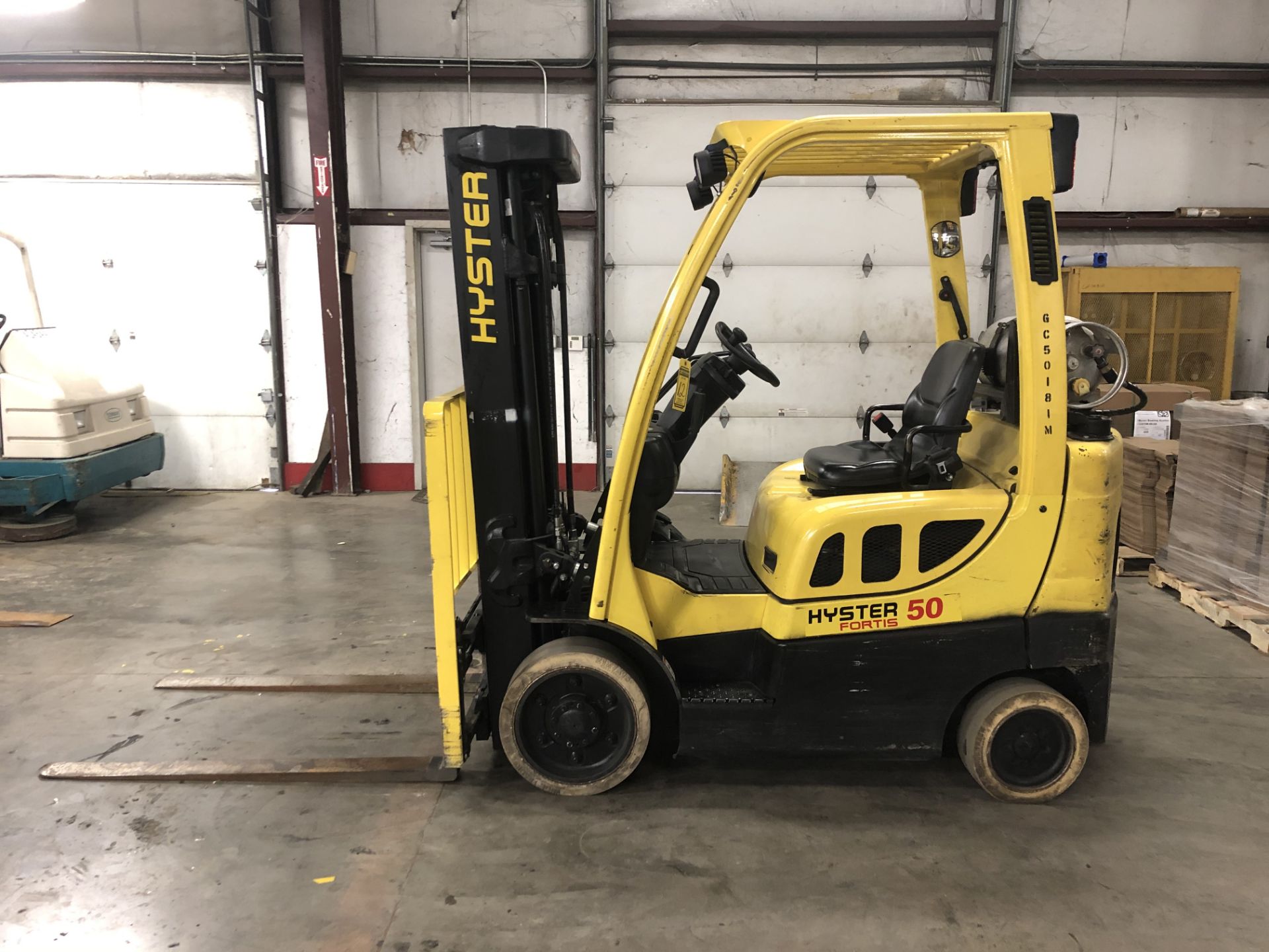 2014 HYSTER 5,000-LB., MODEL: S50FT, S/N: F187V26181M, LPG, LEVER SHIFT TRANSMISSION, SOLID TIRES,