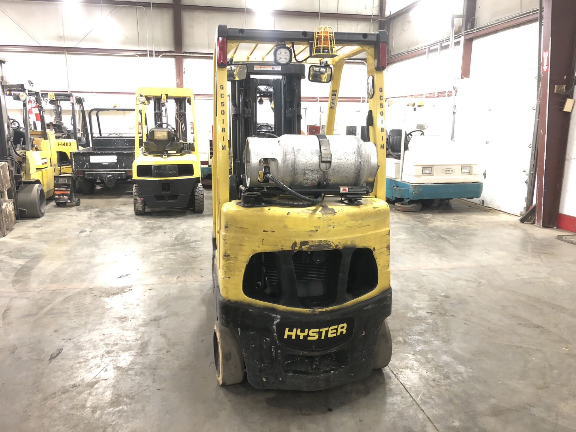 2014 HYSTER 5,000-LB., MODEL: S50FT, S/N: F187V26181M, LPG, LEVER SHIFT TRANSMISSION, SOLID TIRES, - Image 4 of 5