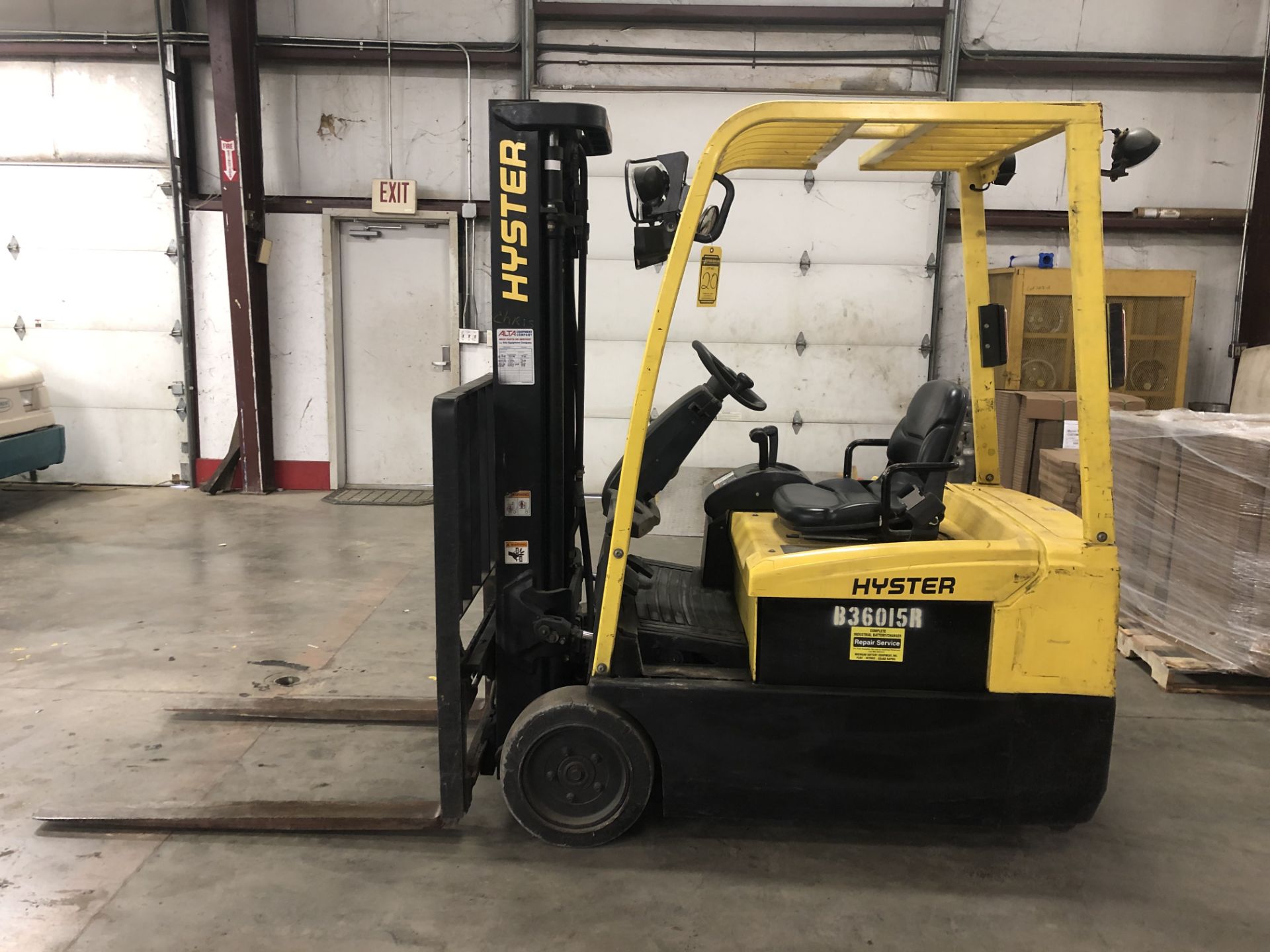 HYSTER 4,000-LB. CAP FORKLIFT, MOD: J40ZT, 36V, 3-STAGE MAST, SIDESHIFT, SHOWING 72 TRACTION HOURS