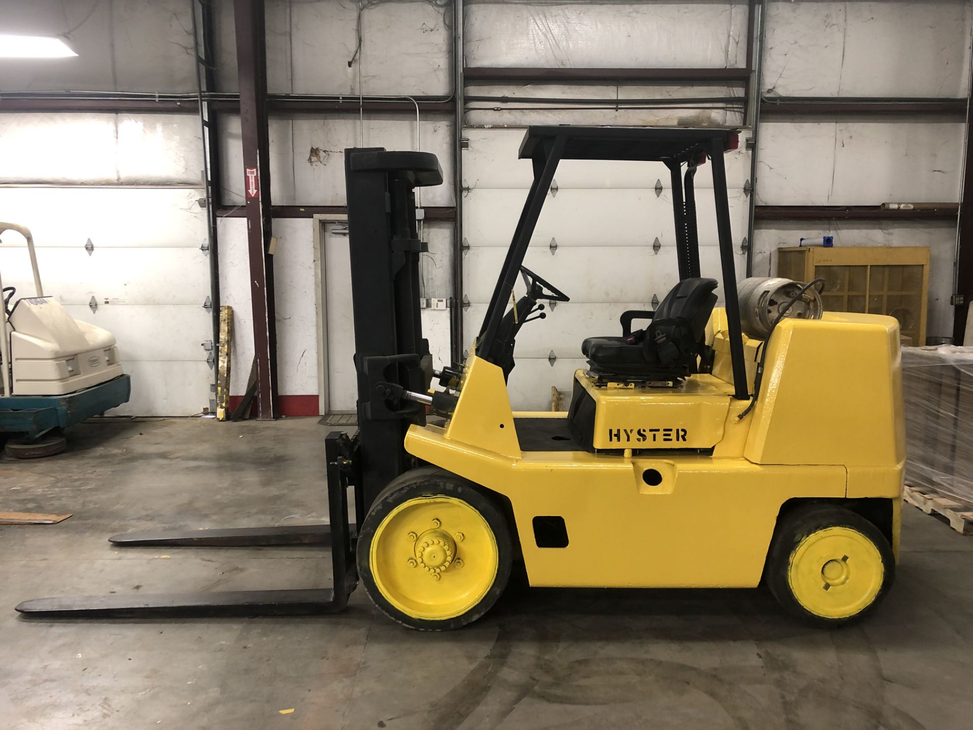 2003 HYSTER 15,500-LB. CAPACITY FORKLIFT, MODEL: S155XL, S/N: B024V02271A, LPG, SOLID TIRES, 2-SPEED