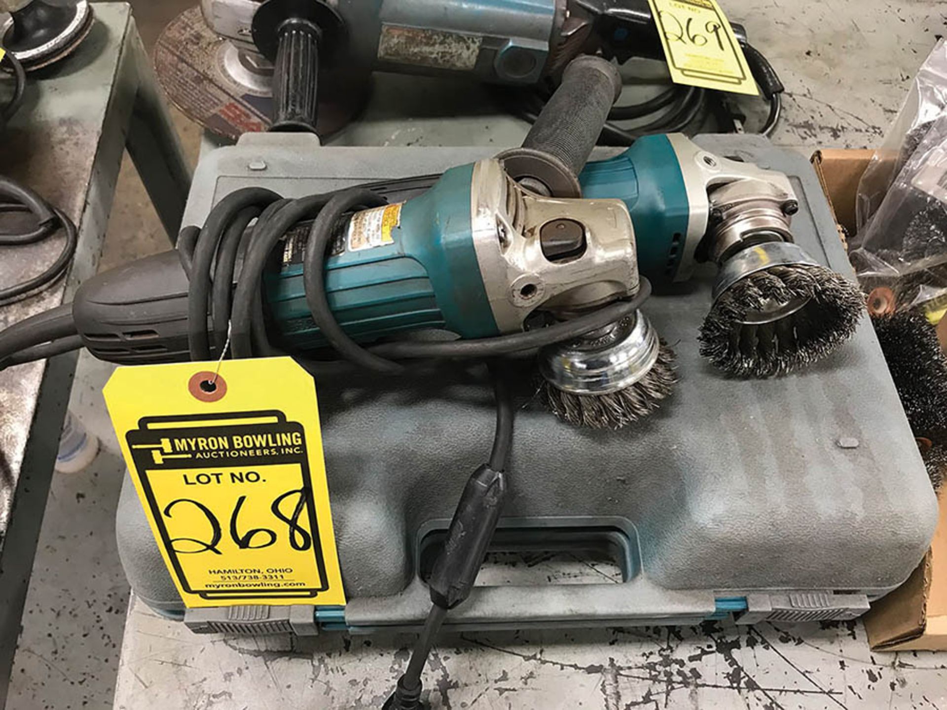 MAKITA 4-1/2'' ELECTRIC ANGLE GRINDERS, MODEL GA4030, 115V - Image 2 of 3