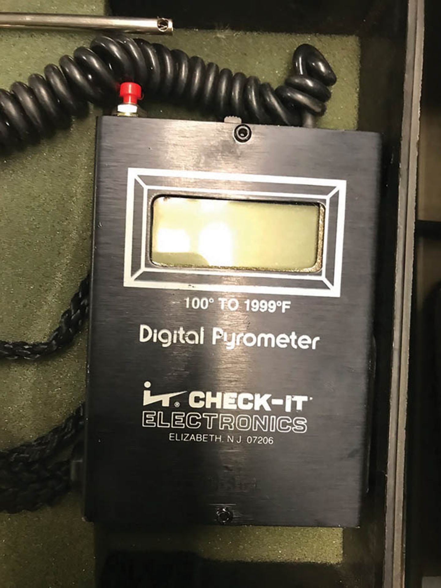 CHECK-IT ELECTRONICS DIGITAL PYROMETER, MODEL 402, '-100 TO 1999 DEGREES FAHRENHEIT TEMPERATURE - Image 3 of 3