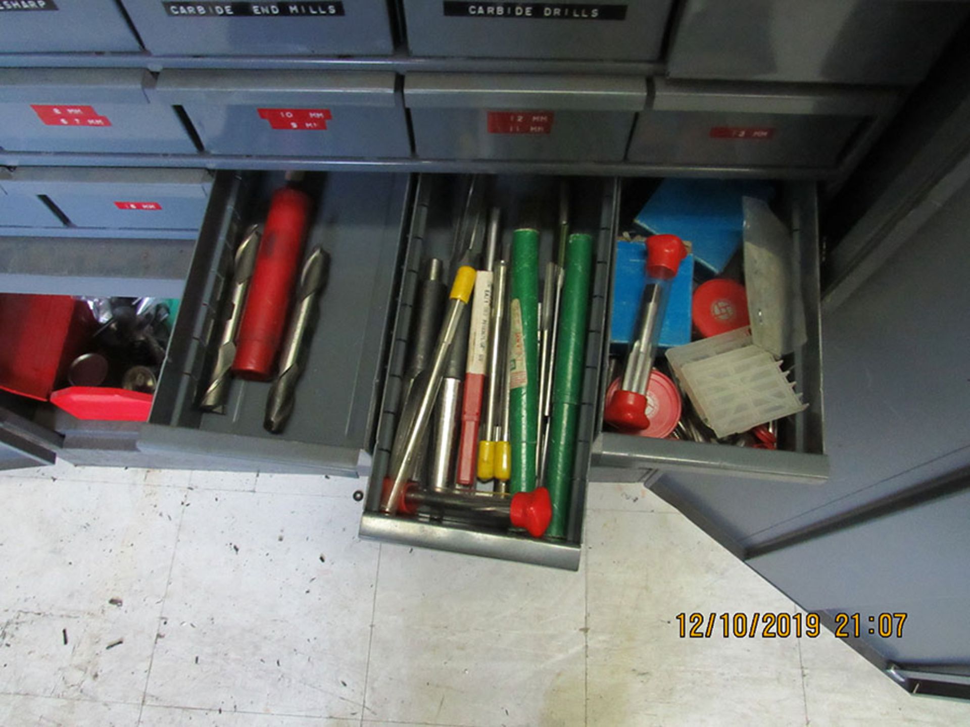 2-DOOR CABINET WITH CONTENTS; DRILL BITS & CUTTERS - Image 3 of 3