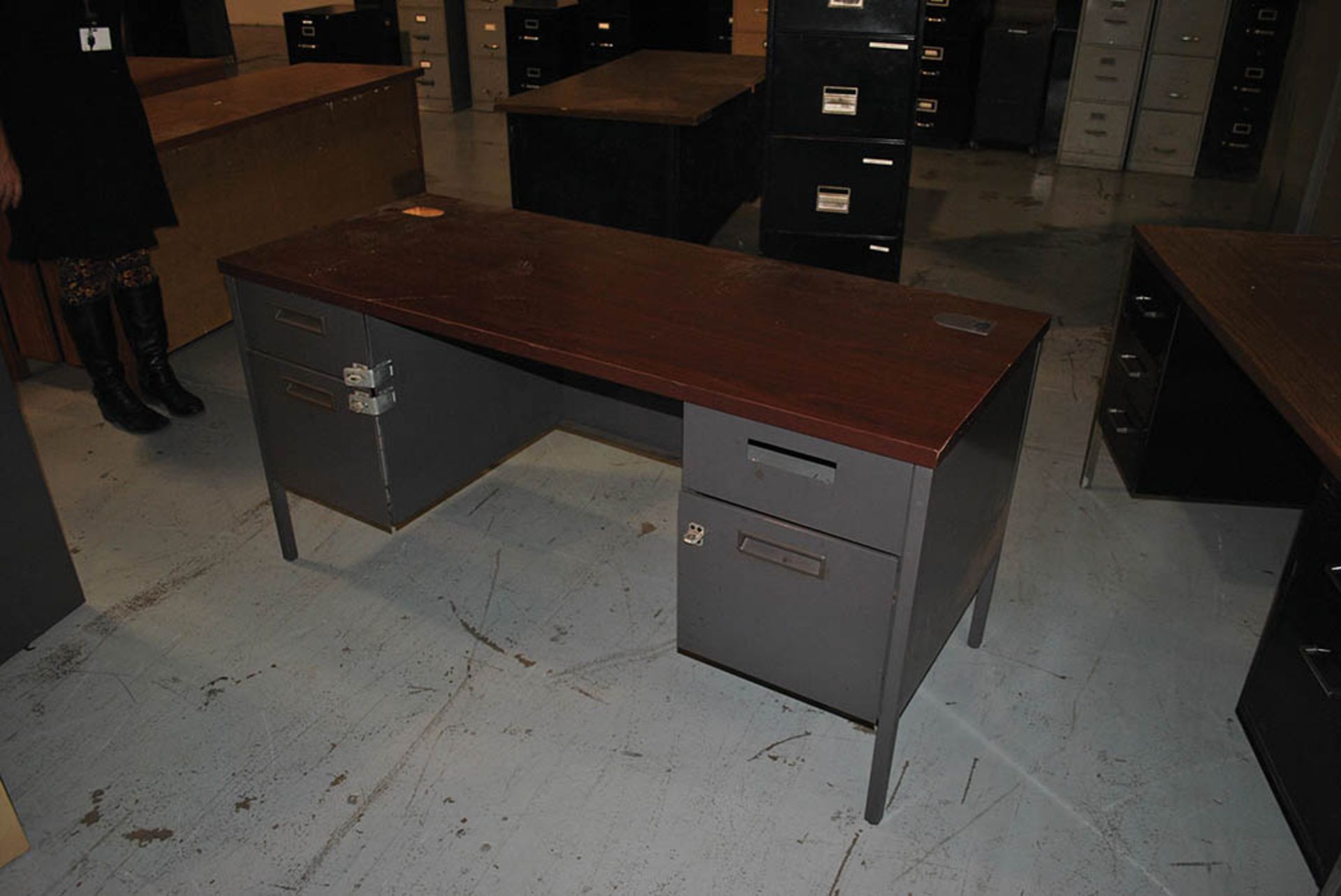 5-DRAWER DESK