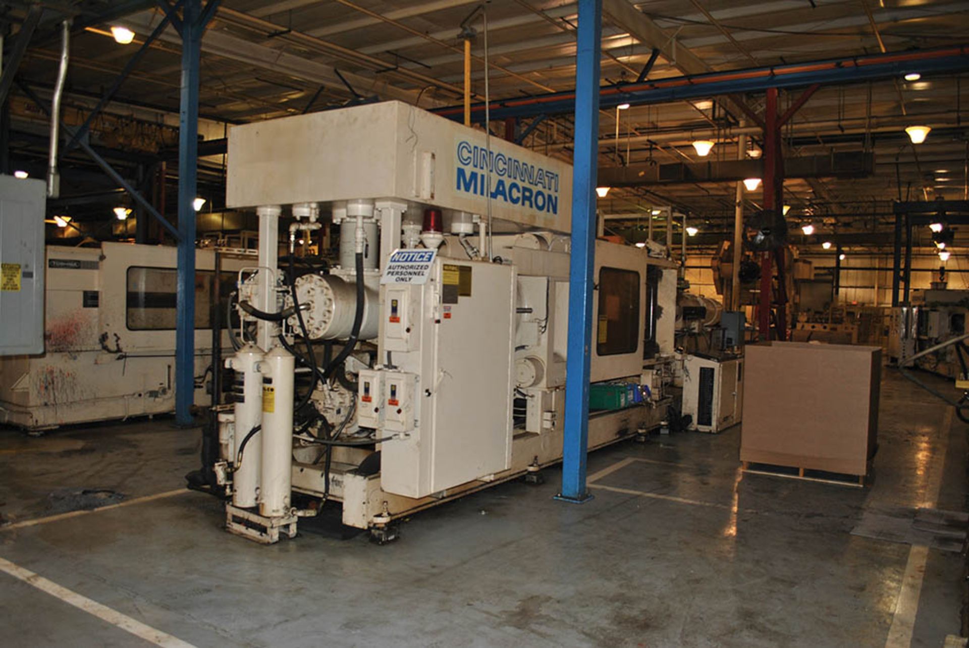 1986 CINCINNATI PLASTIC INJECTION MOLDING MACHINE, MODEL 700-110, S/N 4027A21/86-15, 70 OZ. SHOT, - Image 2 of 7