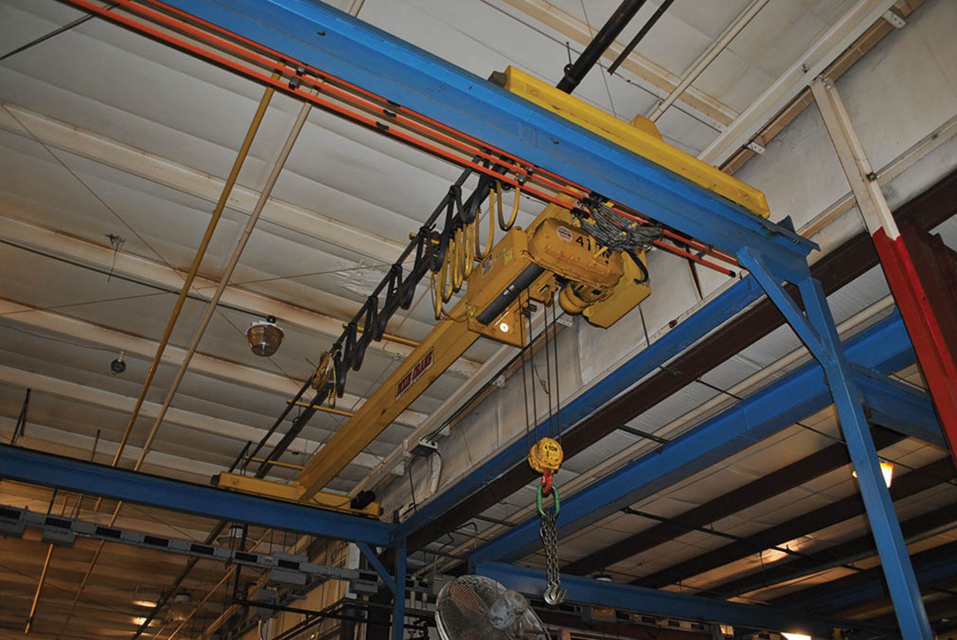 DIXIE 4-TON CRANE W/BLUE UPRIGHTS & RAIL, SINGLE BEAM TOP RUNNING, UNDERHUNG HOIST, FREE-STANDING - Image 2 of 5