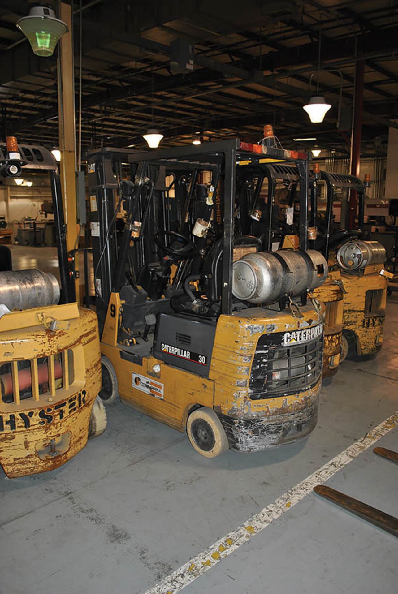 2000 CATERPILLAR 5,000-LB. FORKLIFT, MODEL GC25K, PROPANE, CUSHION TIRES, 3-STAGE MAST, SIDE - Image 2 of 3