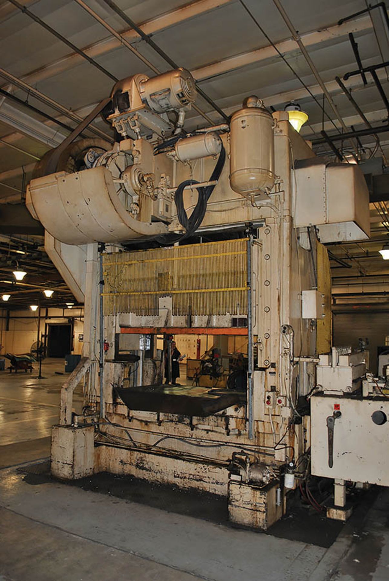 BLISS 400-TON STAMPING / PUNCH PRESS, MODEL HP2-400, 72" X 42" BED, 10" STROKE, 21" SH W/DALLAS 10, - Image 4 of 9
