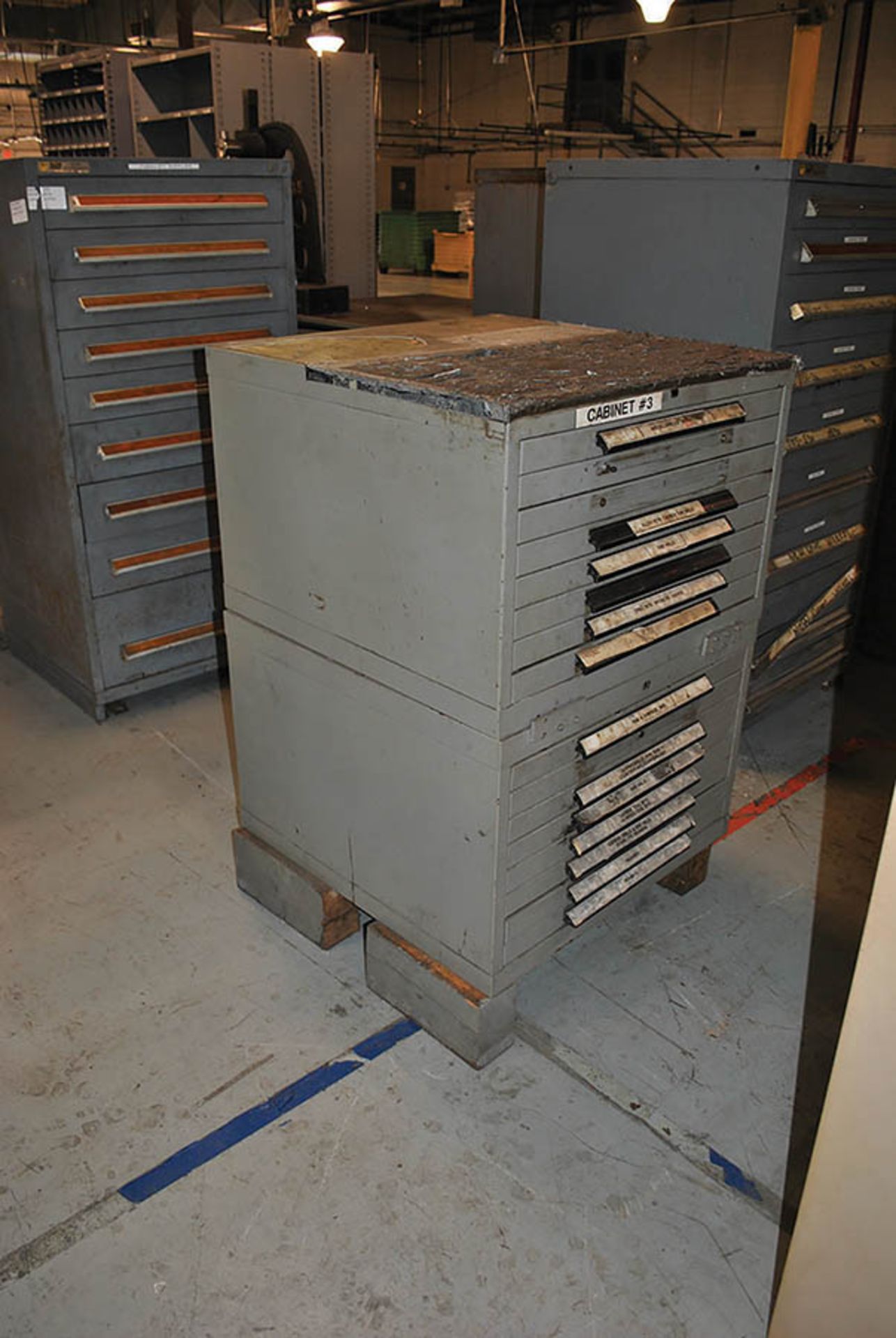 16-DRAWER TOOL CABINET