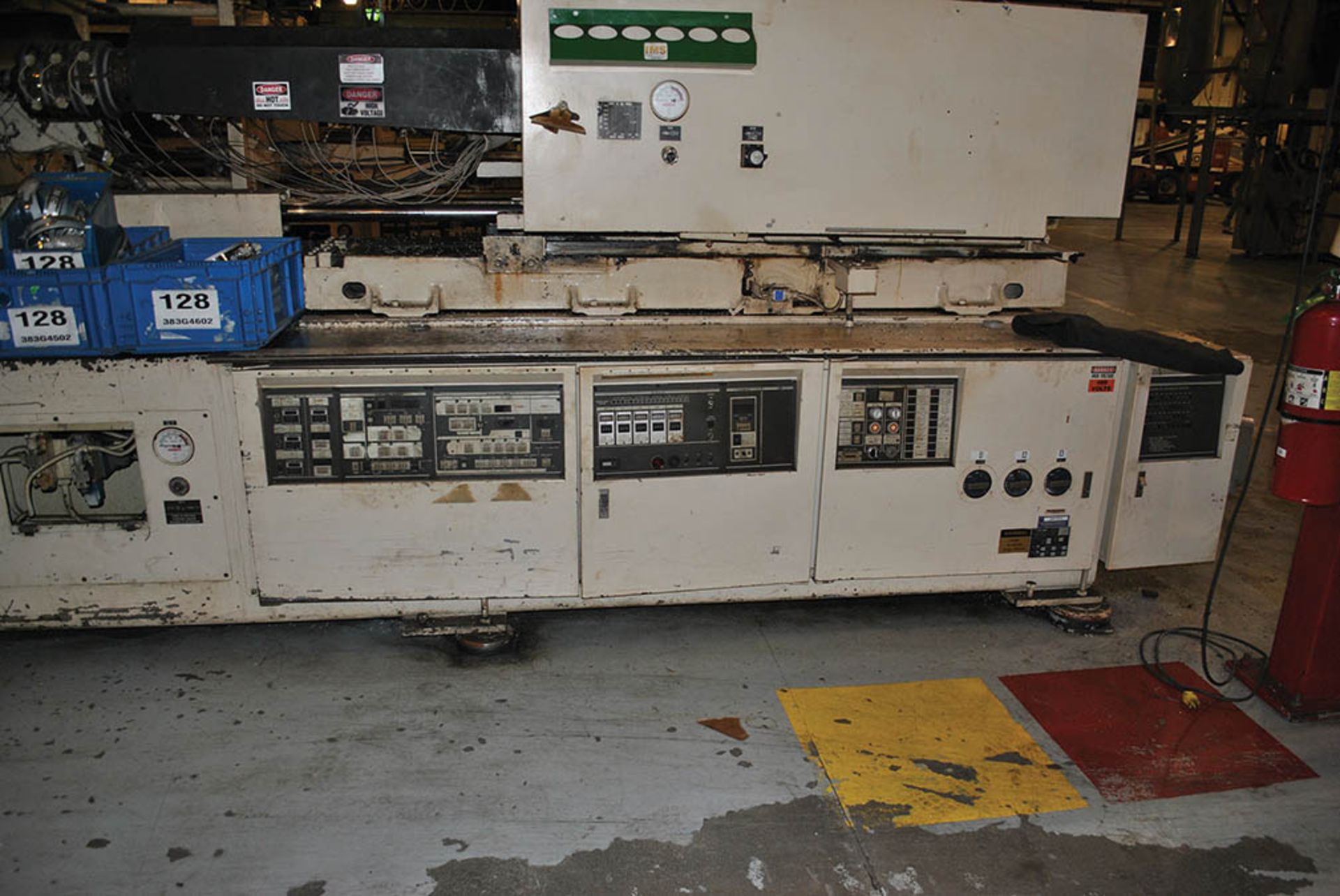 1981 TOSHIBA PLASTIC INJECTION MOLDING MACHINE, MODEL ISE-610-33A, S/N 619803, 58.9 OZ. SHOT, 48" - Image 3 of 8