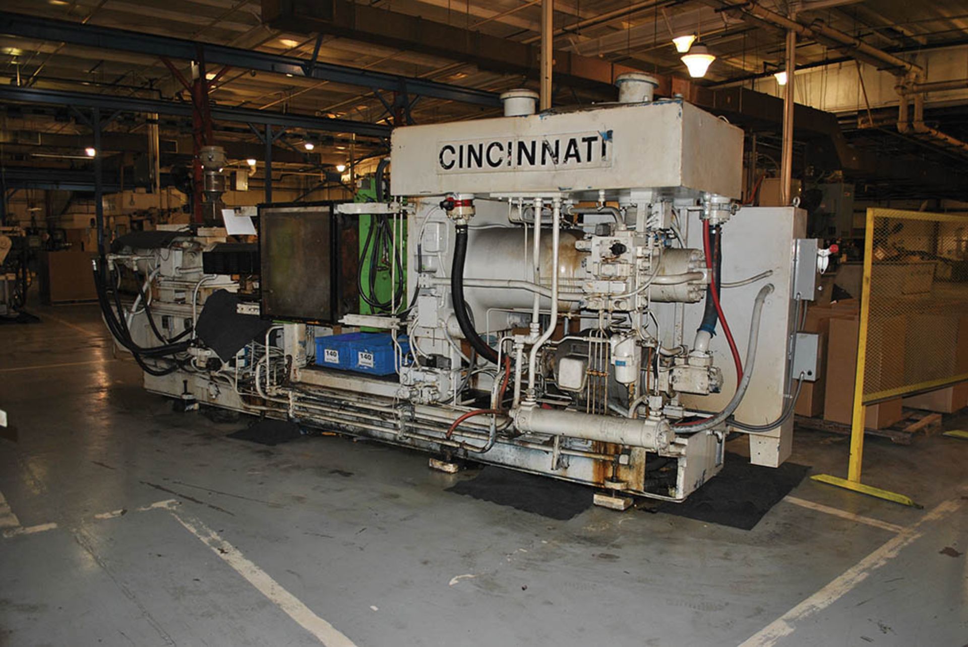 1973 CINCINNATI 250-TON PLASTIC INJECTION MOLDING MACHINE, S/N 4082A01/73-6, 20 OZ. SHOT, 36" X - Image 5 of 7