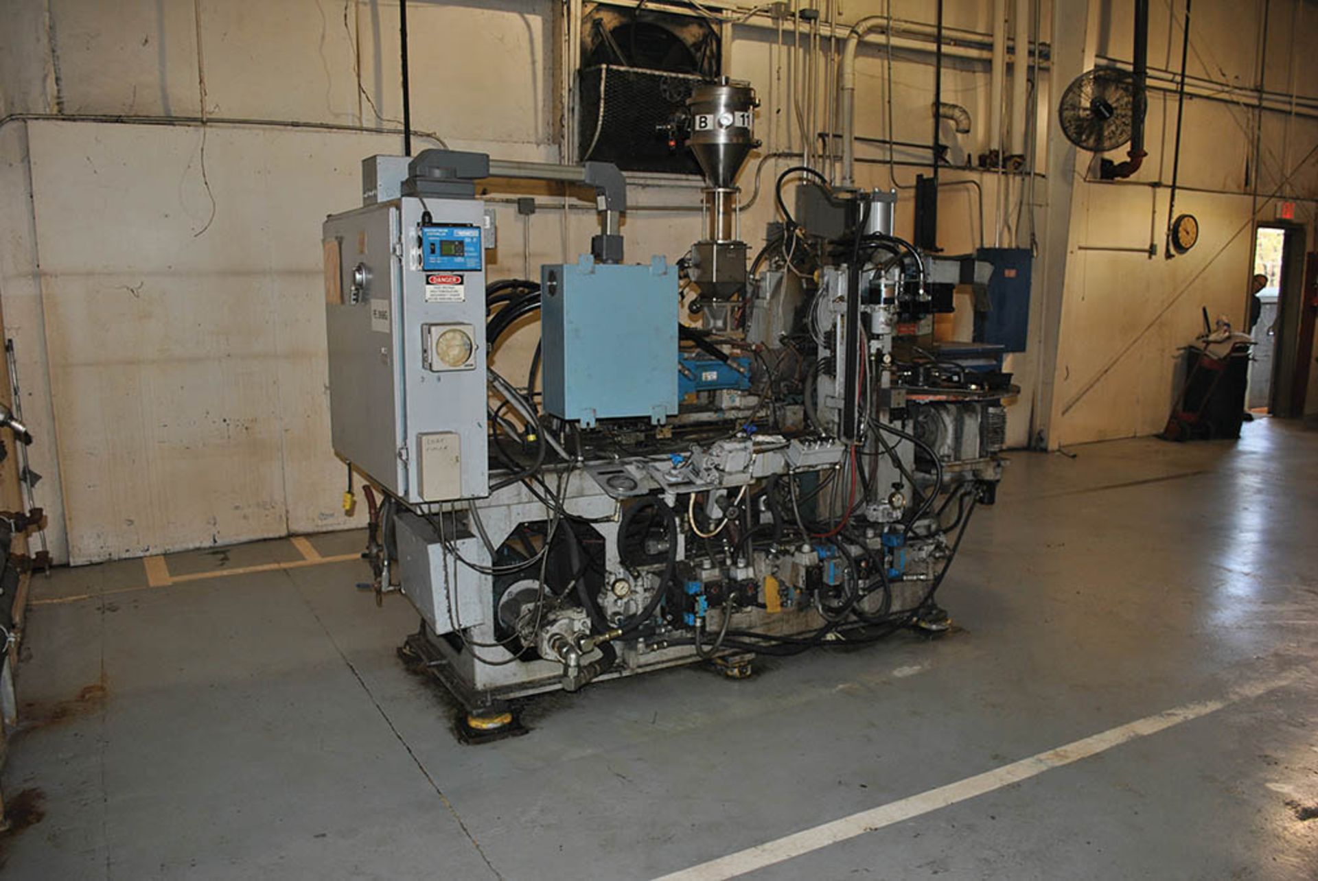 1989 TRUEBLOOD PLASTIC INJECTION MOLDING MACHINE, MODEL B-75-8, S/N 0389844, 32" DIA. TURN TABLE, - Image 6 of 6