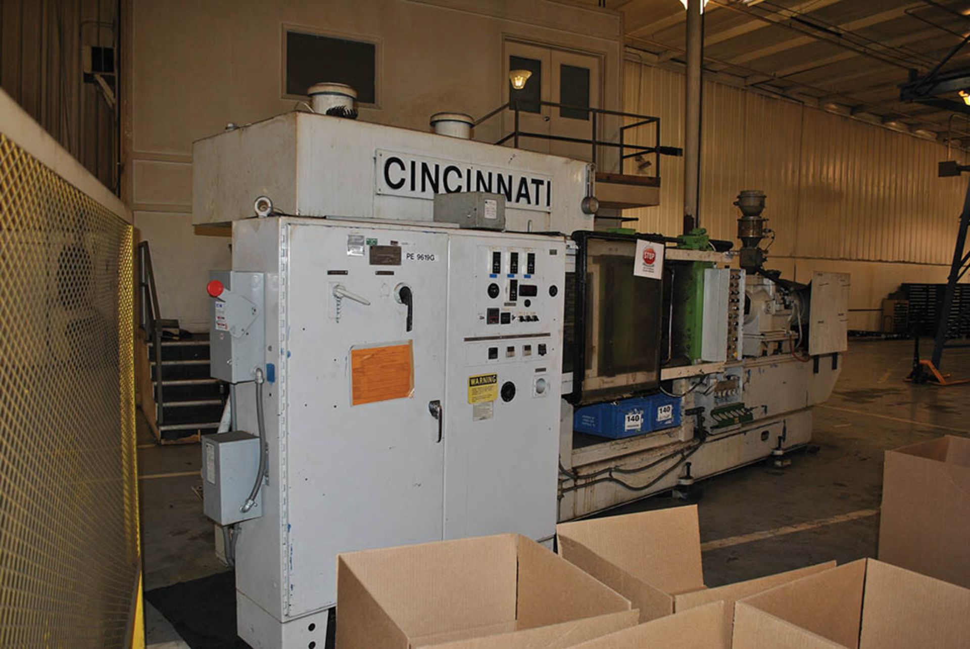 1973 CINCINNATI 250-TON PLASTIC INJECTION MOLDING MACHINE, S/N 4082A01/73-6, 20 OZ. SHOT, 36" X - Image 6 of 7