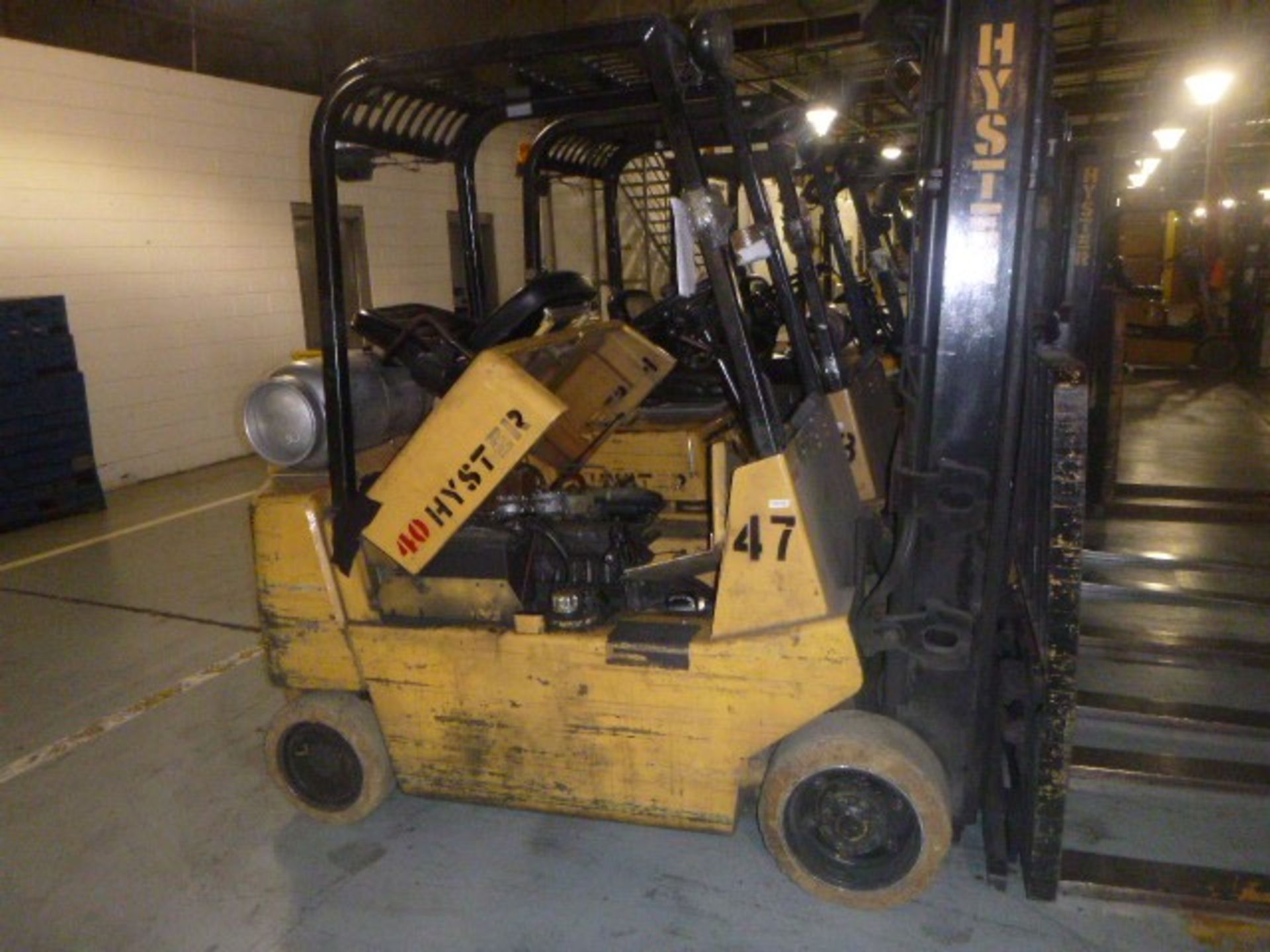 (4) FORKLIFTS; HYSTER 40, CATERPILLAR 30, HYSTER 40, HYSTER 40 (NON-FUNCTIONAL UNITS * PARTS ONLY) - Image 4 of 4