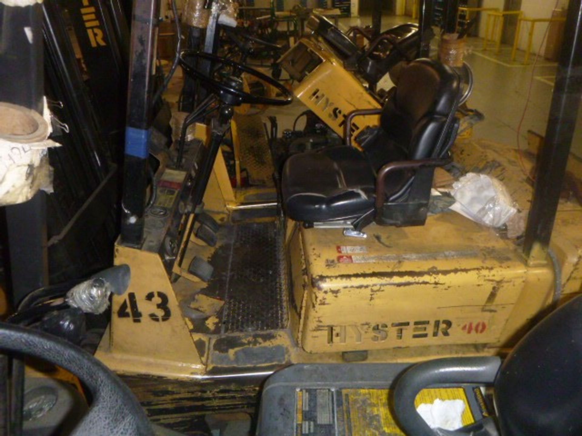 (4) FORKLIFTS; HYSTER 40, CATERPILLAR 30, HYSTER 40, HYSTER 40 (NON-FUNCTIONAL UNITS * PARTS ONLY) - Image 3 of 4