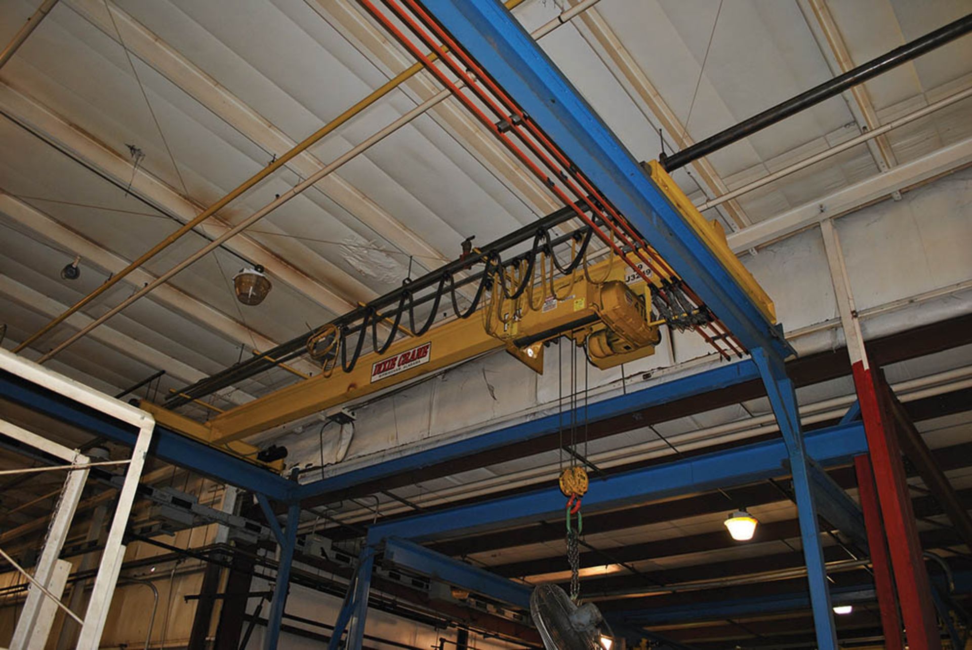 DIXIE 4-TON CRANE W/BLUE UPRIGHTS & RAIL, SINGLE BEAM TOP RUNNING, UNDERHUNG HOIST, FREE-STANDING - Image 4 of 5