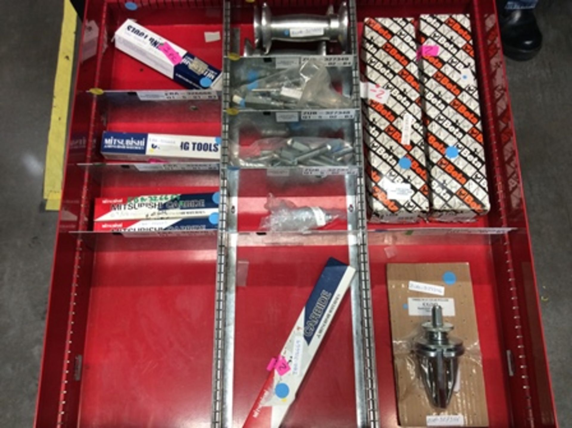 Gaveta de herramientas con 7 cajones que contiene; brocas, insertos, porta insertos, machuelos , - Image 7 of 21