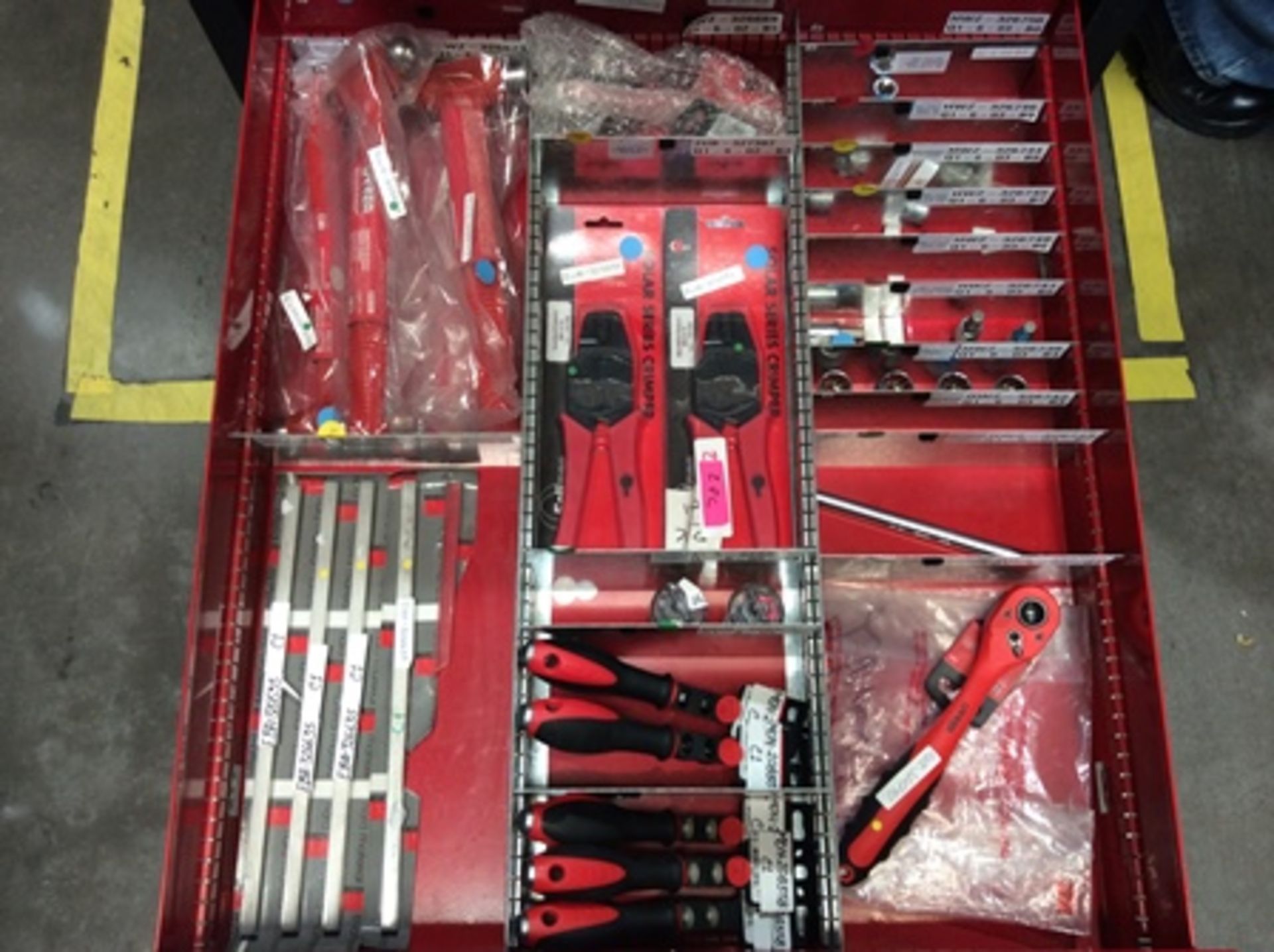 Gaveta de herramientas con 7 cajones que contiene; brocas, insertos, porta insertos, machuelos , - Image 8 of 21