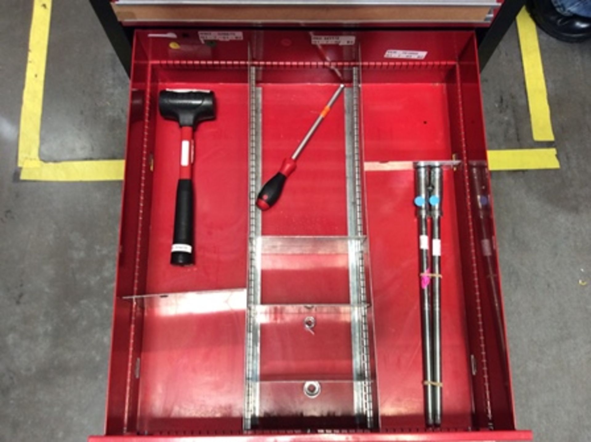 Gaveta de herramientas con 7 cajones que contiene; brocas, insertos, porta insertos, machuelos , - Image 9 of 21