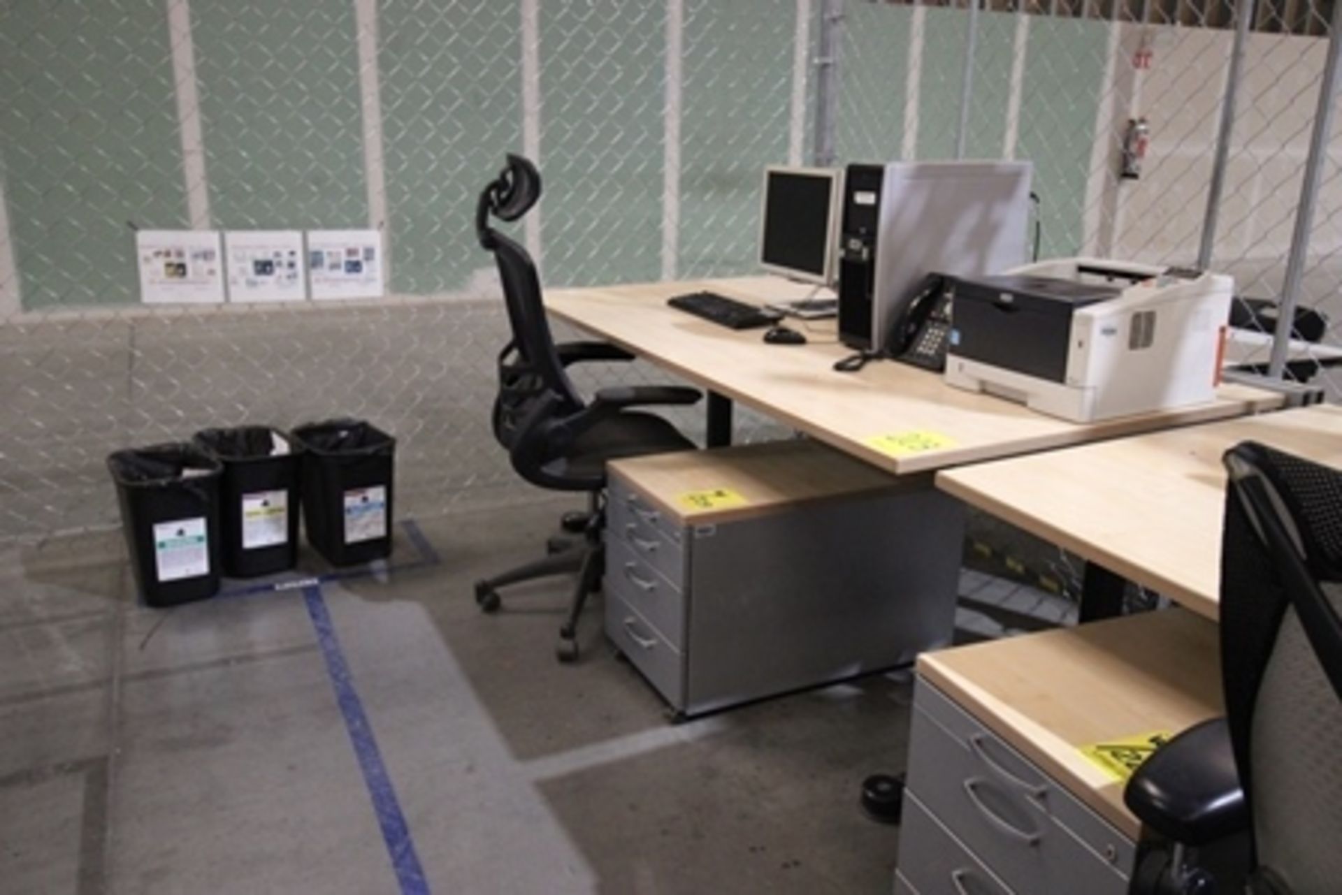 4 escritorios con cubierta de elevación 2.00 x 1.00 x .80 m, 2 archiveros de 4 cajones y 3 silla - Image 2 of 9