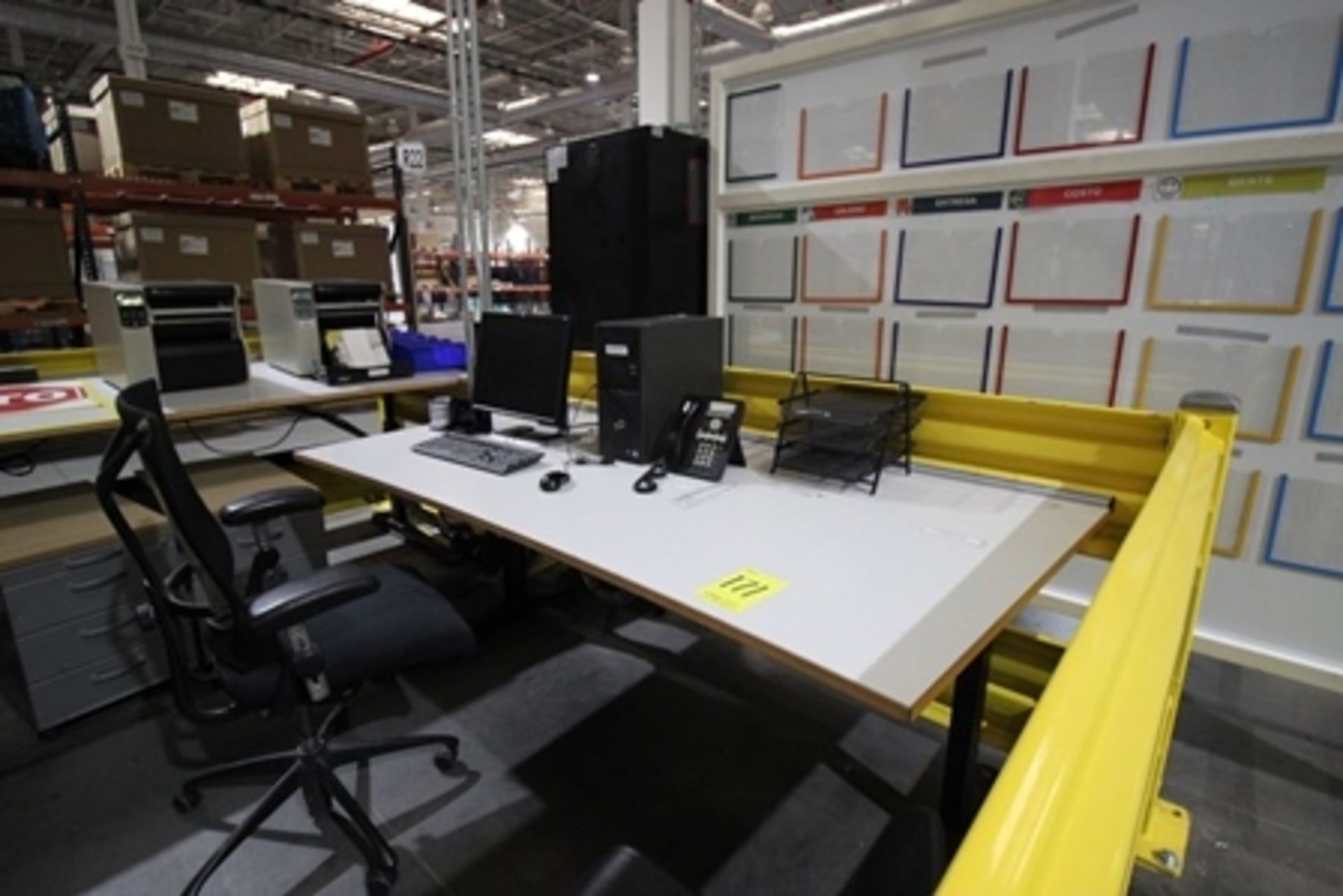 3 escritorios con cubierta de elevación 2.00 x 1.00 x .80 m, 2 archiveros de 4 cajones, gaveta d