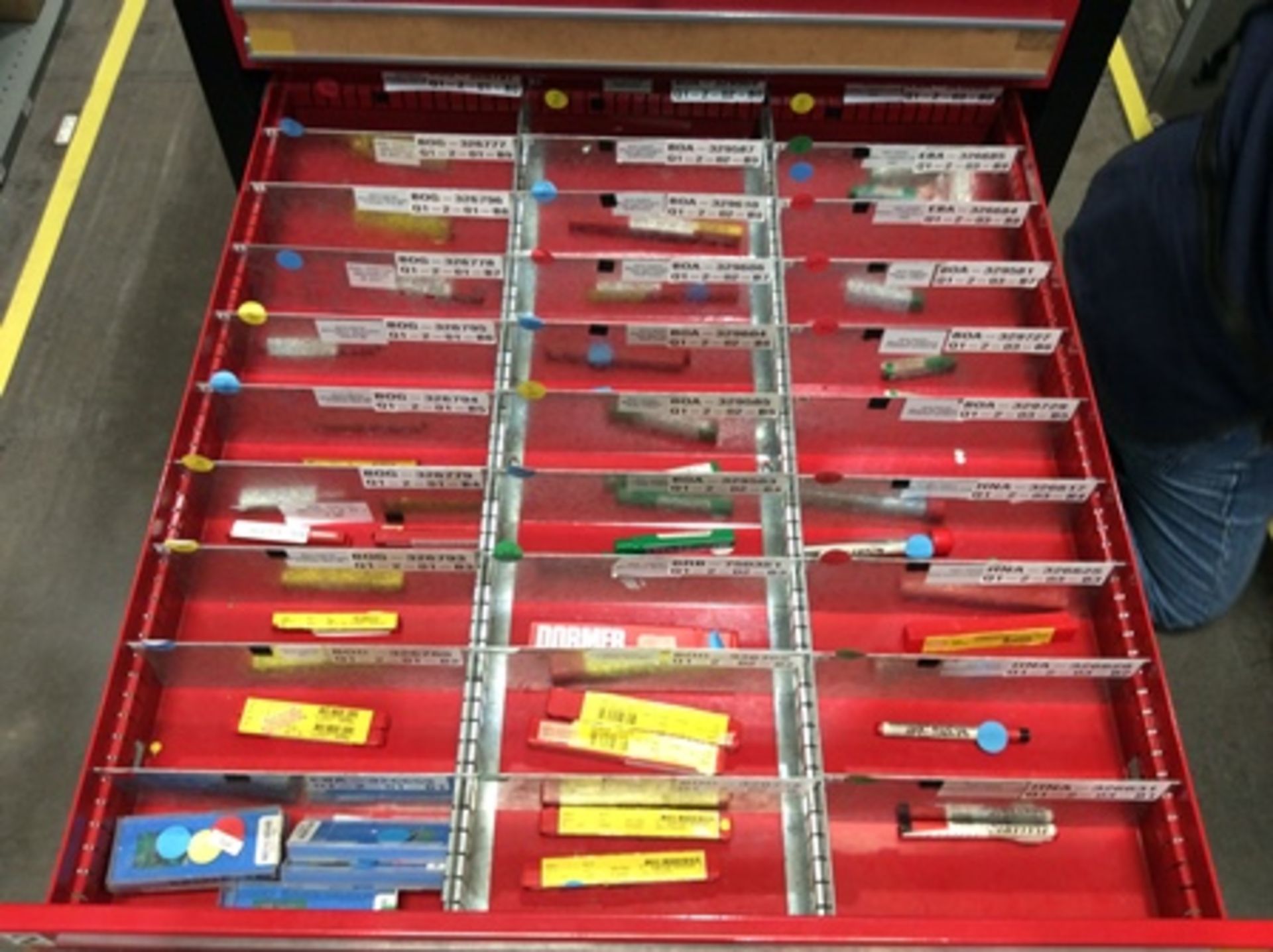 Gaveta de herramientas con 7 cajones que contiene; brocas, insertos, porta insertos, machuelos , - Image 4 of 21