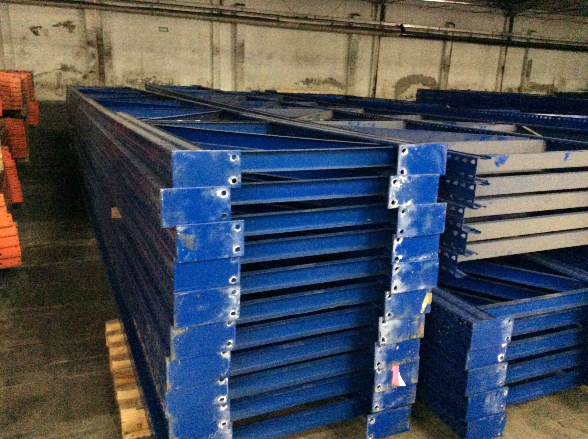 rack industrial de 50 m x 1.30 m x 8.90 m, 21 postes (azules) y 160 travesaños (naranjas) longitud - Image 9 of 12