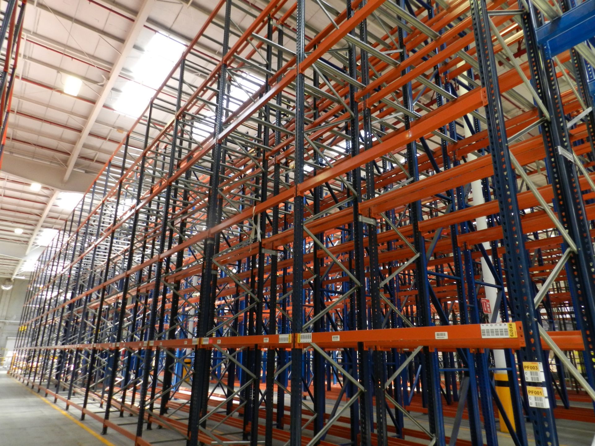 rack industrial de 50 m x 1.30 m x 8.90 m, 21 postes (azules) y 160 travesaños (naranjas) longitud - Image 12 of 12