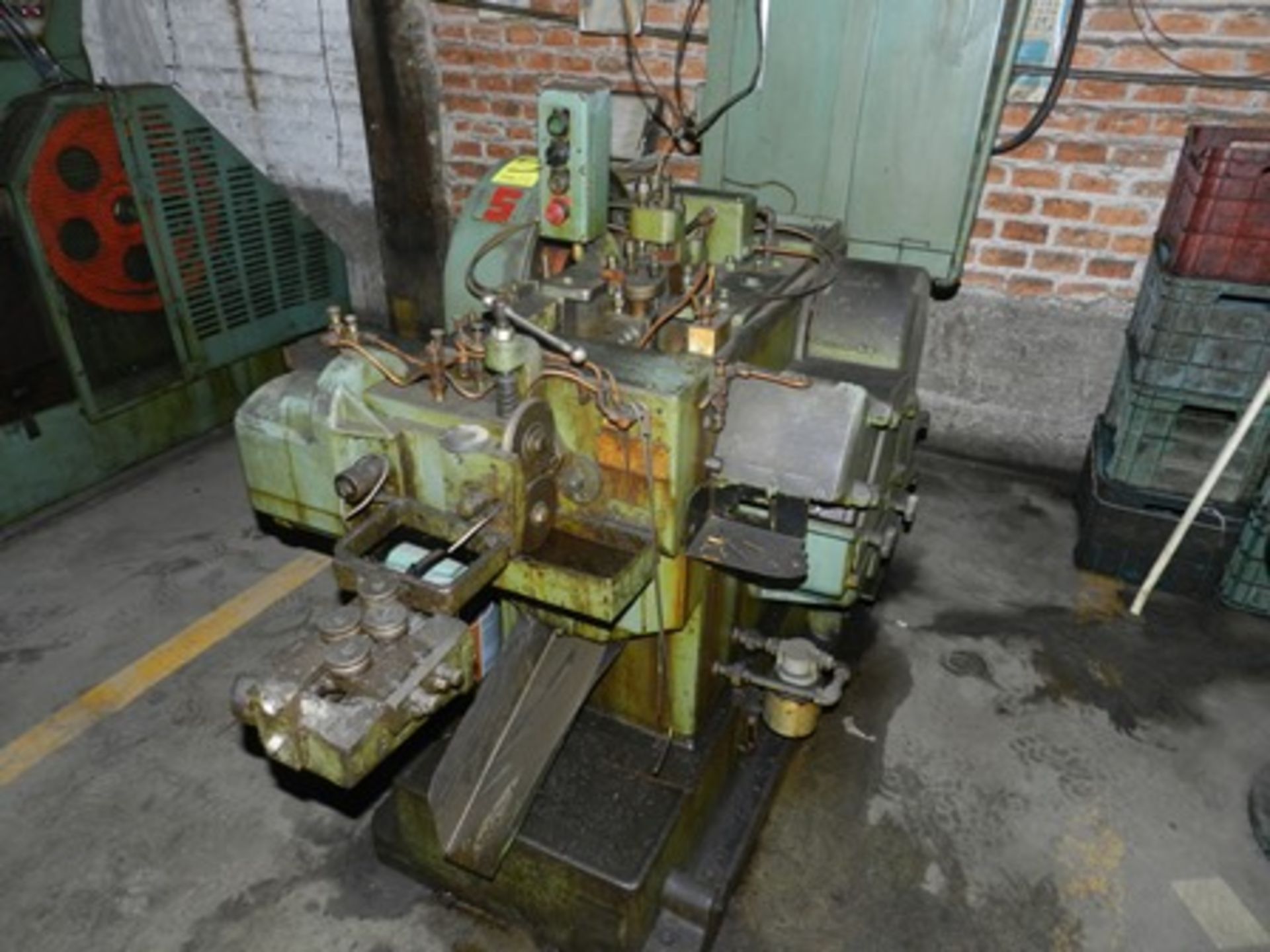 Máquina forjadora de tornillos marca Waterbury Farrel modelo hi-pro 3/16" serie 167651-536
