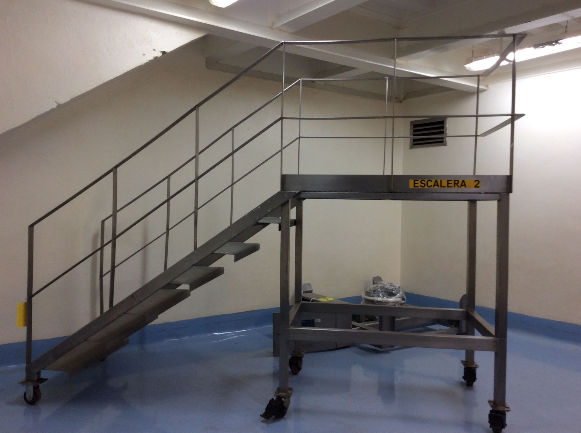 Mobile Stainless Steel Access Steps. Escalera de acero inoxidable de 6 escalones de 3 - Image 3 of 5