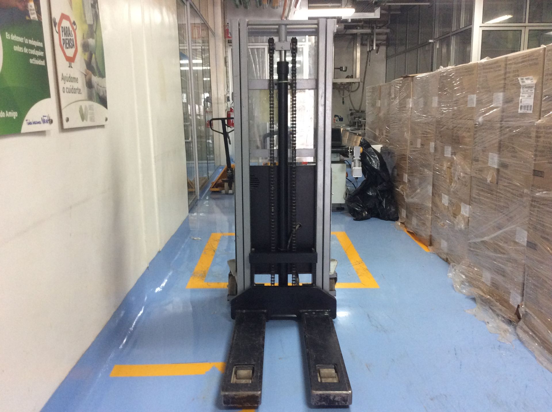 Semi electric hydraulic stacker fork. Elevador electrohidráulico con Capacidad 1,000 - Image 2 of 16