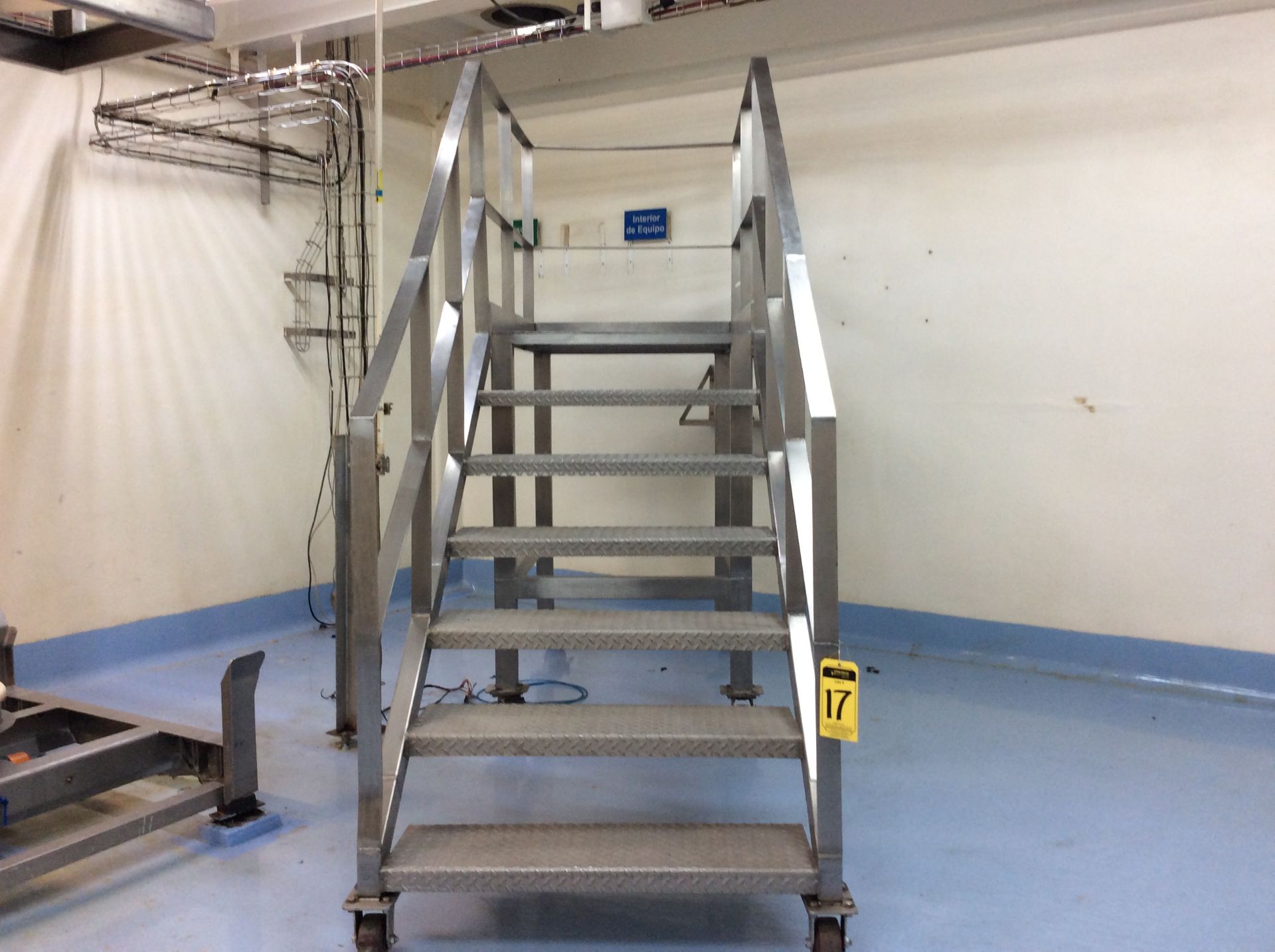 Mobile Stainless Steel Access Steps. Escalera de acero inoxidable de 6 escalones de 3