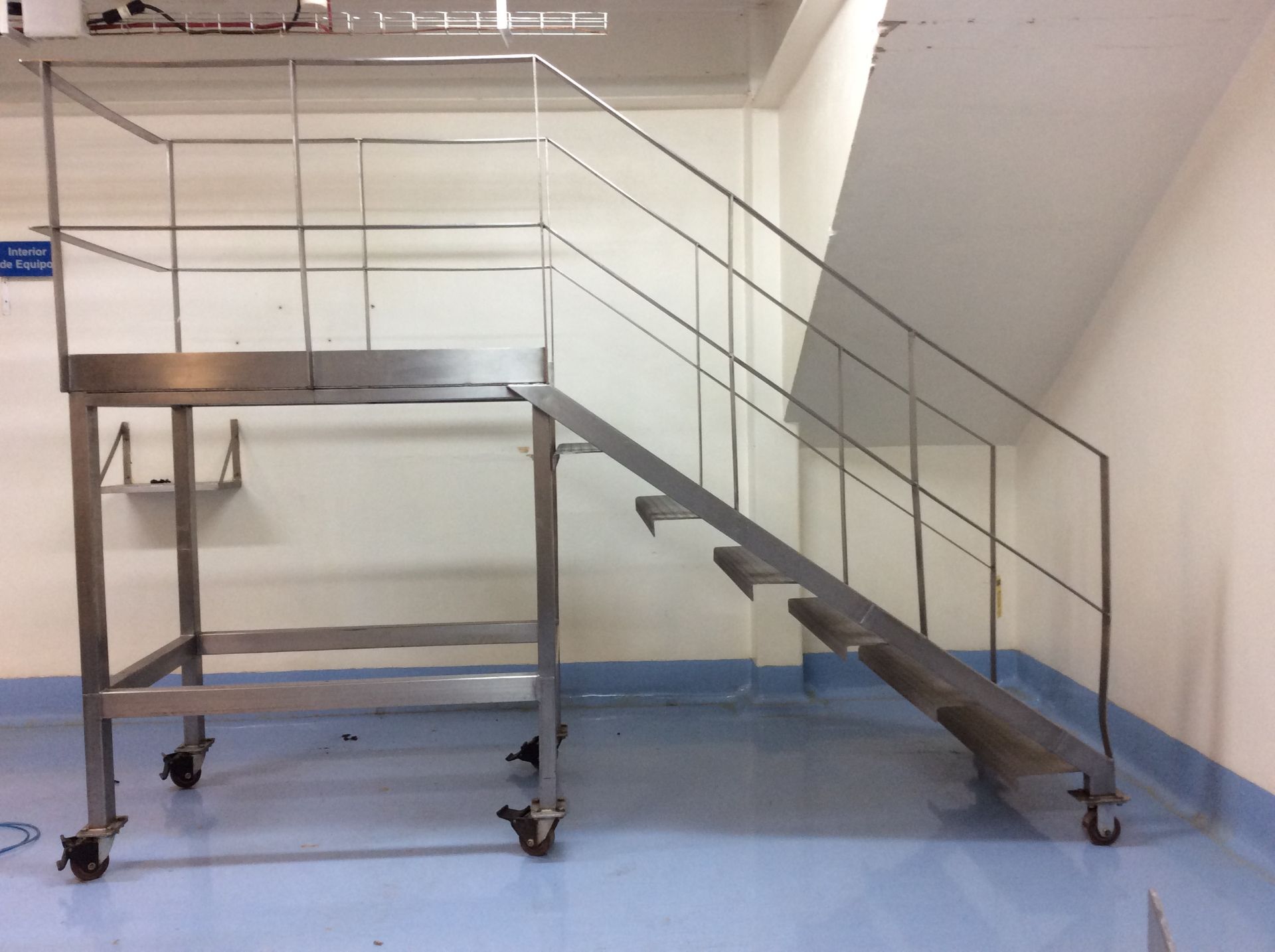 Mobile Stainless Steel Access Steps. Escalera de acero inoxidable de 6 escalones de 3 - Image 2 of 5