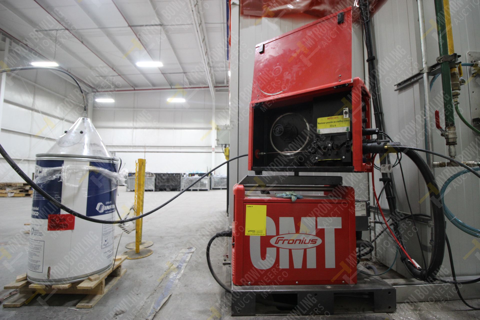 Robotic welding cell with 360 degrees clamping device, 5 axis ABB Robot and Fronius MIG welder. - Image 9 of 21