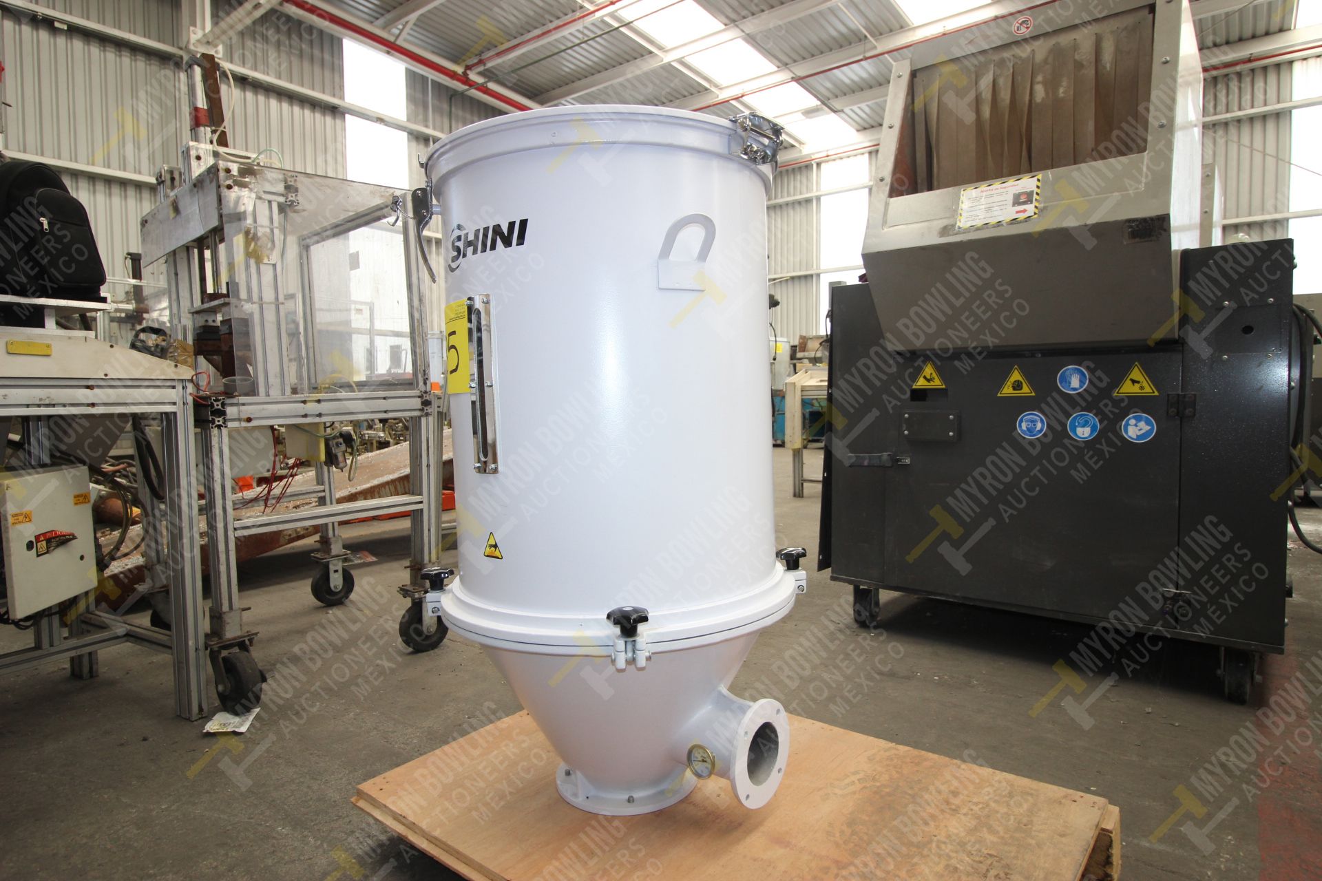 Shini Plastics Technologies 100kg hopper dryer mod. SHD-100SL-CE, with no control cabinet and blower - Image 4 of 13