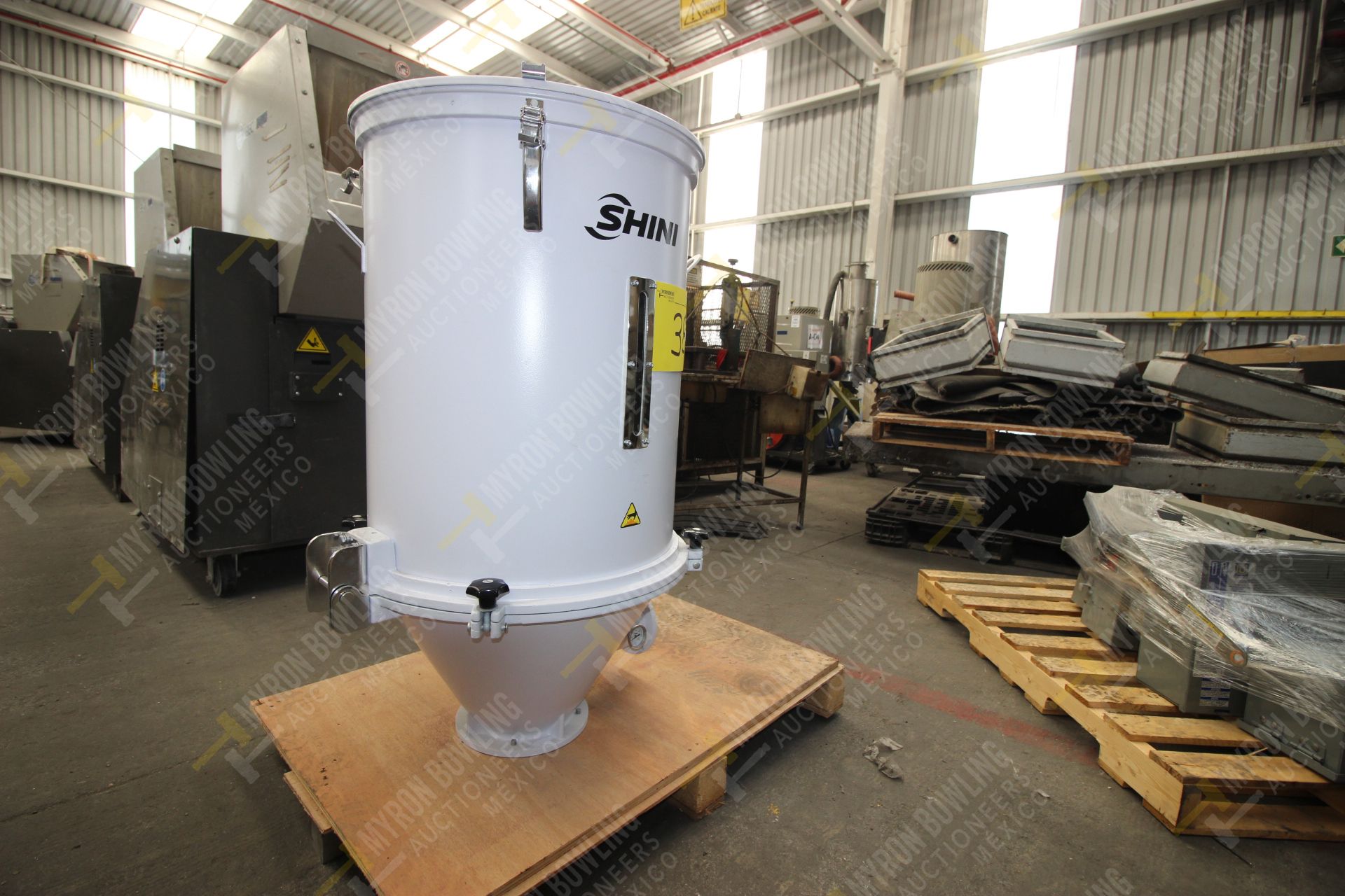 Shini Plastics Technologies 100kg hopper dryer mod. SHD-100SL-CE, with no control cabinet and blower - Image 4 of 14