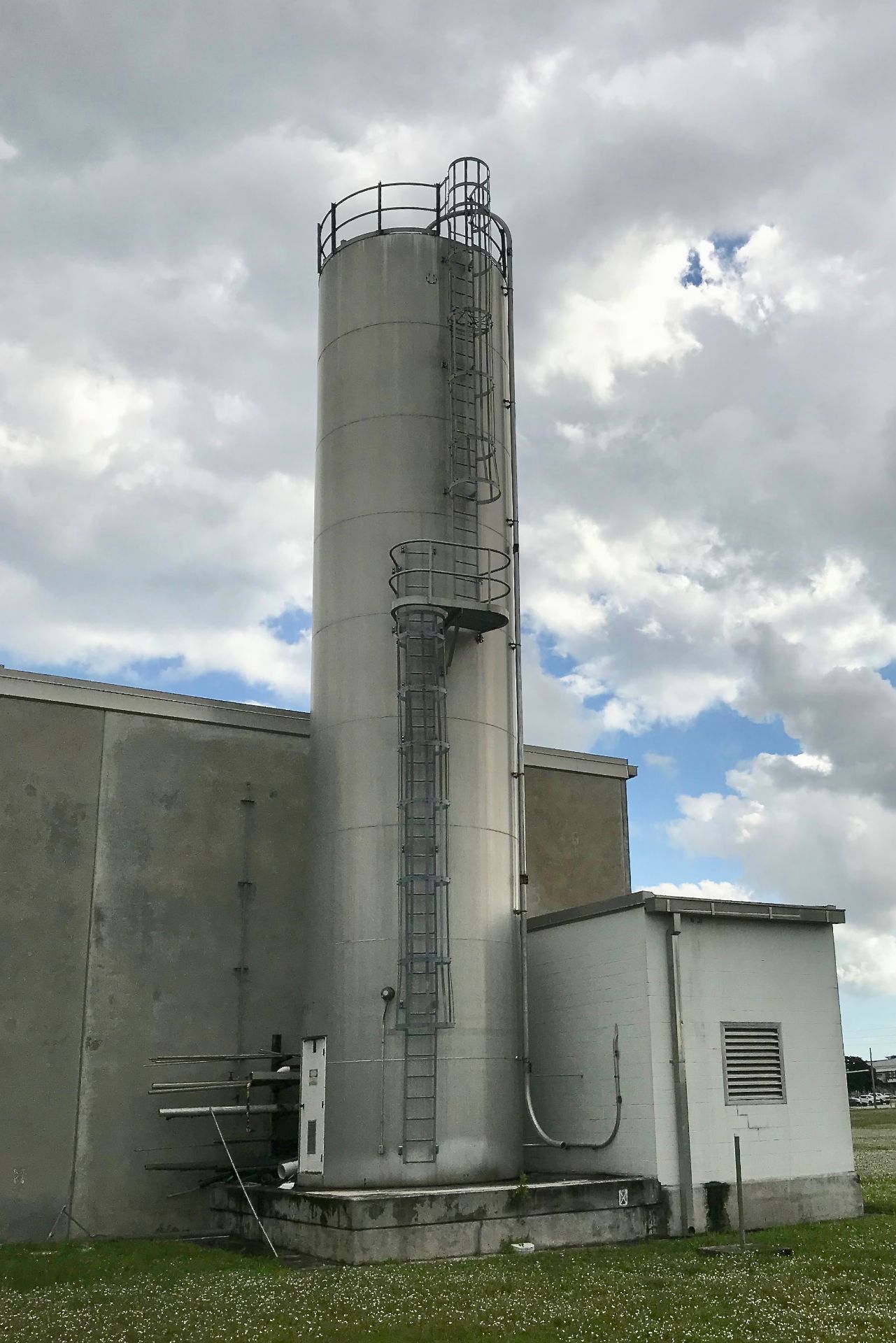 Peabody TecTank 5110 CuFt Aluminum Resin Silo, Approx 10 ft Dia, Approx 54 ft T | Rigging Fee: $3900