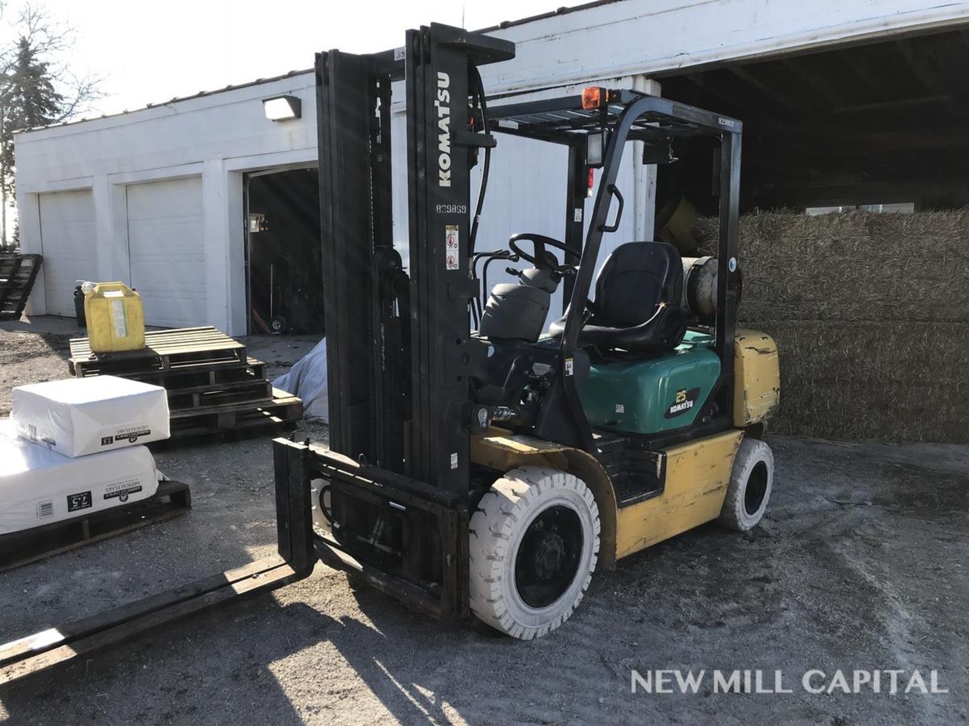 Komatsu FG25T-14 Fork Lift, 5000 LBS Capacity, 3-Stage Sideshift, 188in Lift, N | Rigging Fee: $100