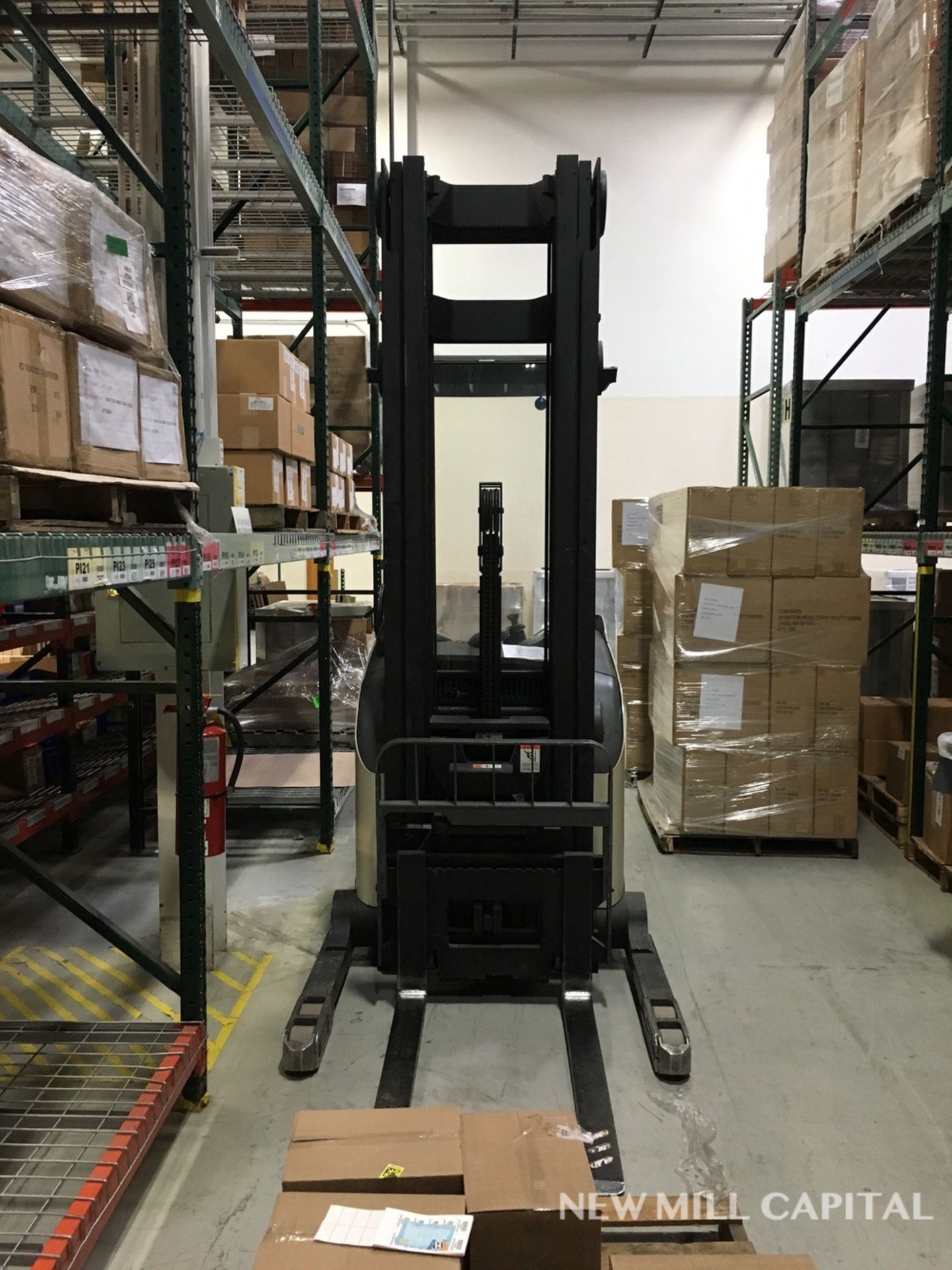 Crown RD 5200 Series Electric Reach Truck, 36V Battery, Max Capac (Delayed Delivery) | Rig Fee: $150 - Image 2 of 10