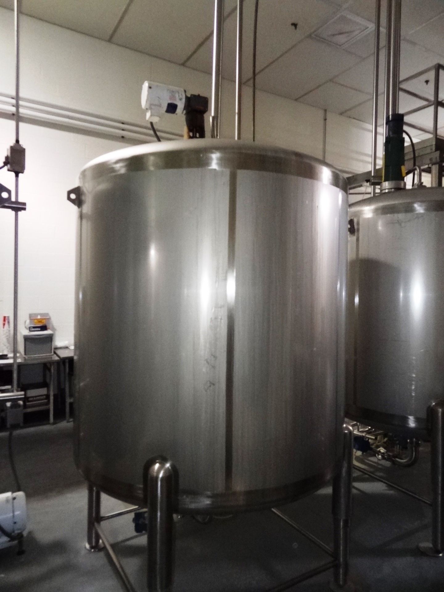 Cherry Burrell CV 1,000 Gallon Top Agitated Mixing Tank | Rig Fee: $850 - Image 4 of 4