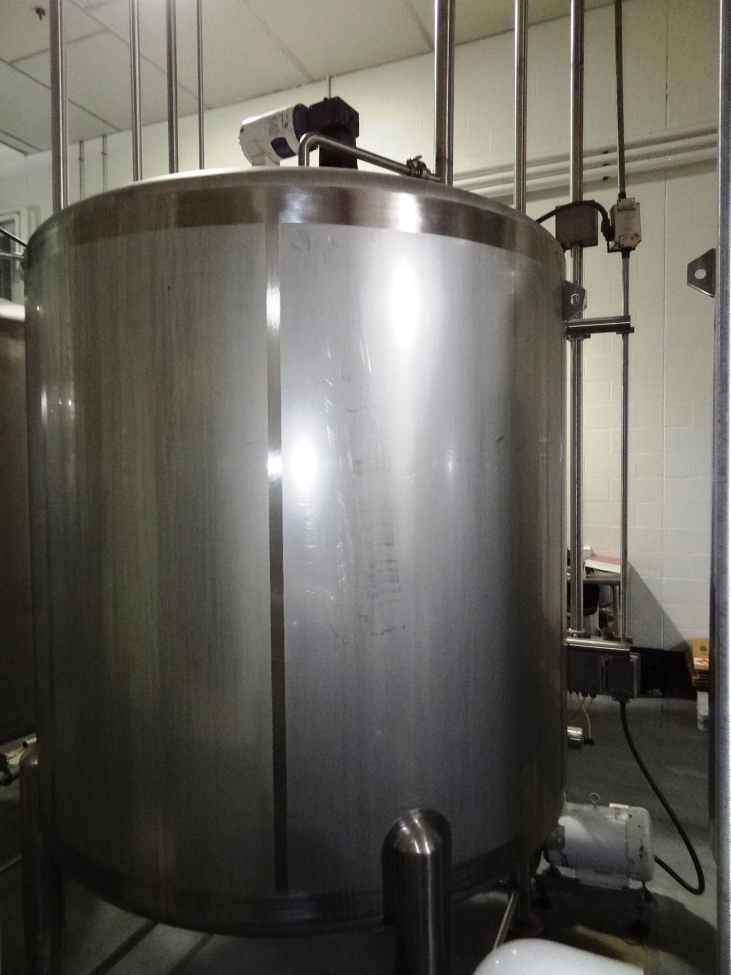 Cherry Burrell CV 1,000 Gallon Top Agitated Mixing Tank | Rig Fee: $850 - Image 3 of 4