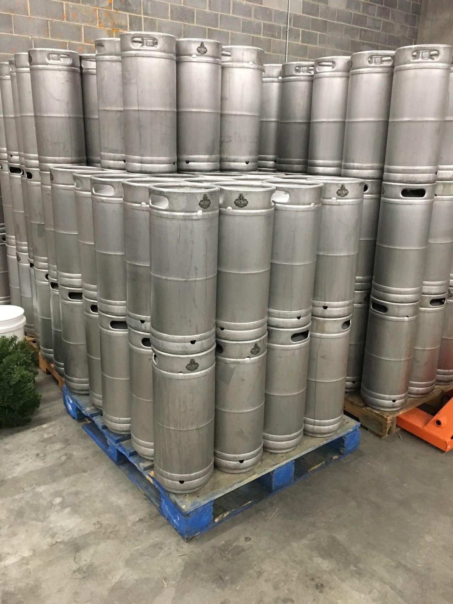 (30) 5.2 Gallon (1/6 BBL) Kegs | Rig Fee: $75