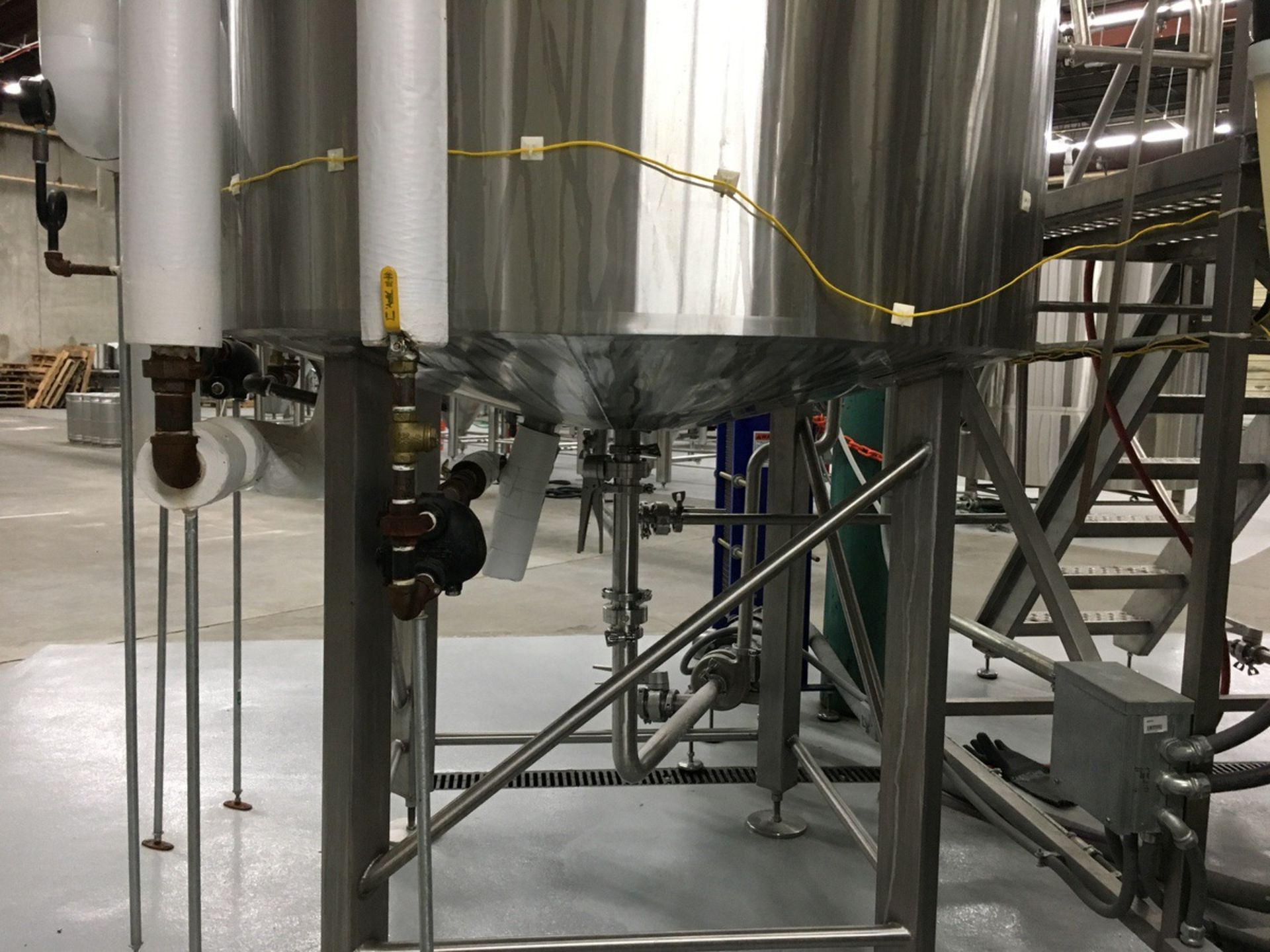 2015 DME 10 BBL Brewhouse, Jacketed Steam Brew Kettle, Jack | Subject to Bulk Lot 1 | Rig Fee: $2800 - Image 12 of 24