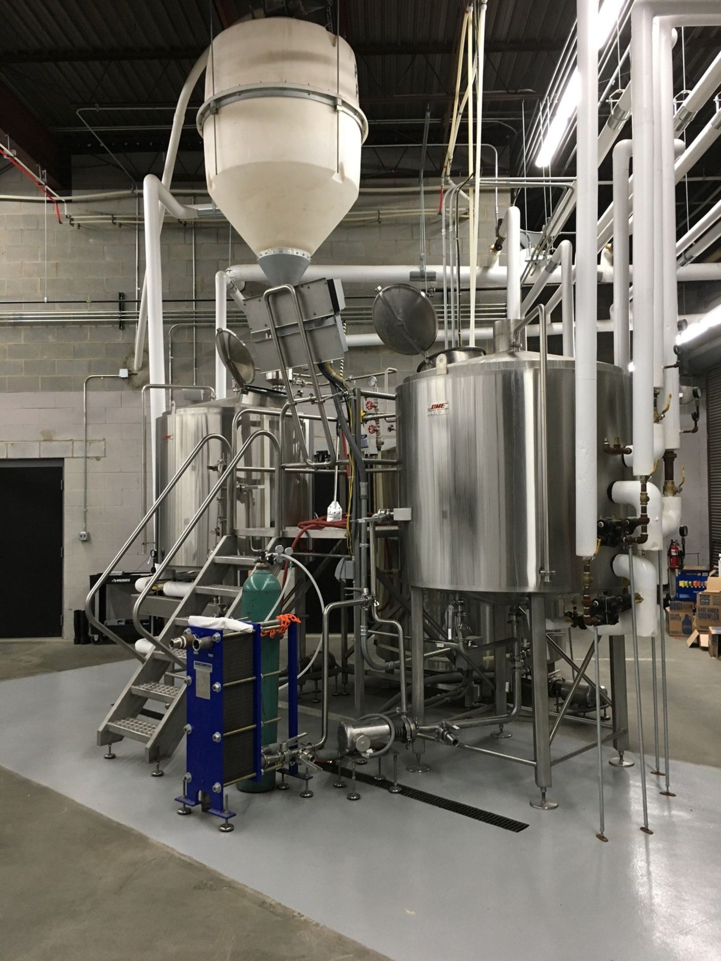 2015 DME 10 BBL Brewhouse, Jacketed Steam Brew Kettle, Jack | Subject to Bulk Lot 1 | Rig Fee: $2800 - Image 4 of 24