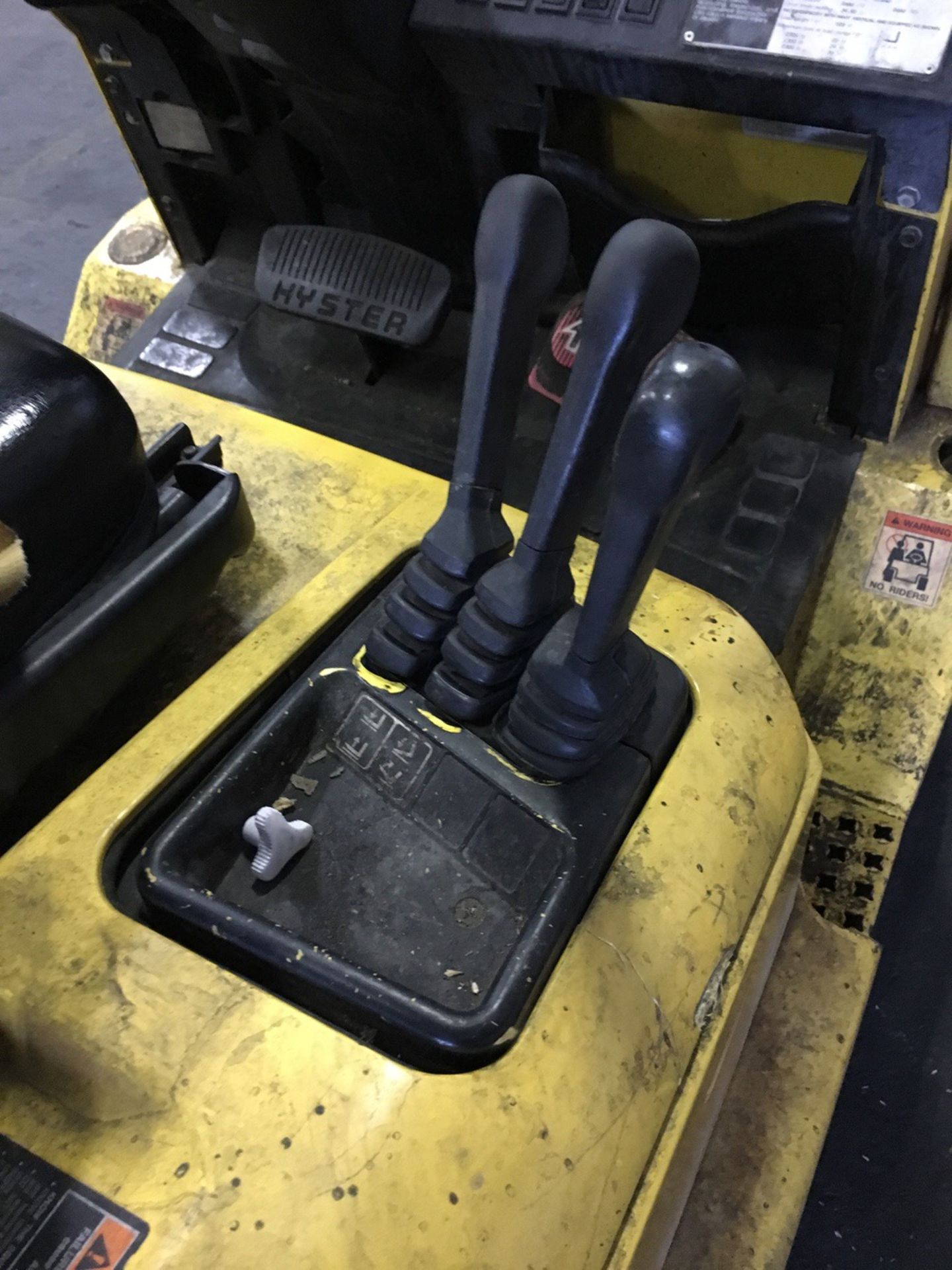 Hyster H35XM LPG Fork Lift, 3500 LB Capacity, 189in Load Height (2300 LB Max at Lo | Rig Fee: $150 - Image 11 of 16